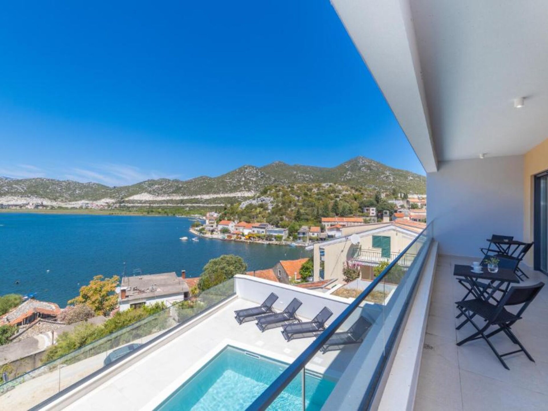 Aan het strand: Luxe vakantiehuis Luxury Villa Navis in Rogotin - foto 29