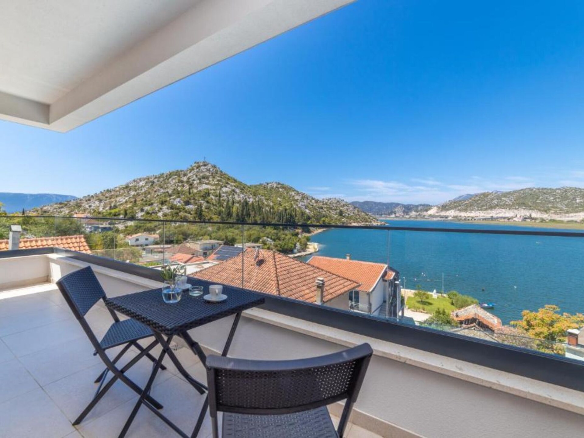 Aan het strand: Luxe vakantiehuis Luxury Villa Navis in Rogotin - foto 28