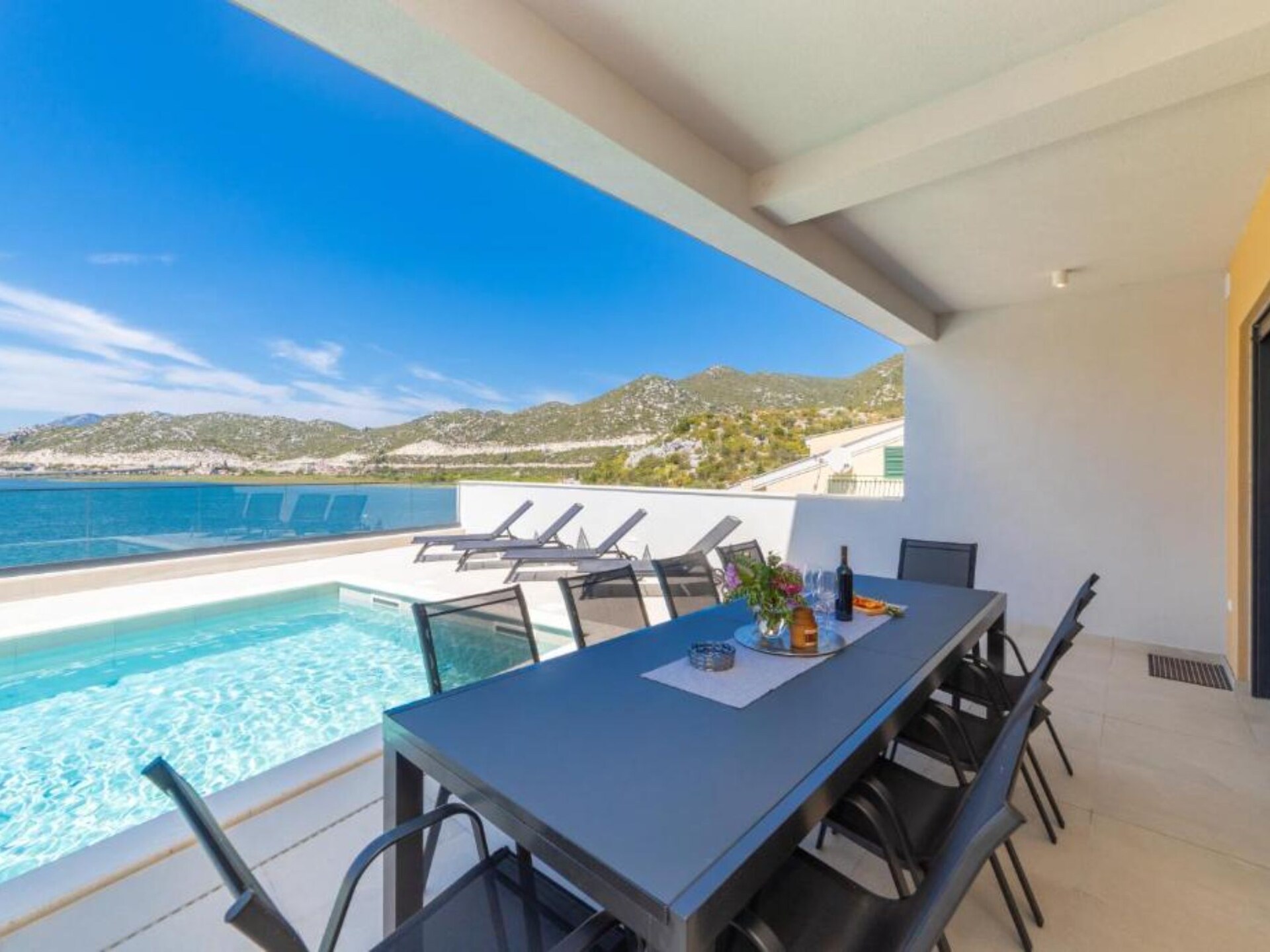 Aan het strand: Luxe vakantiehuis Luxury Villa Navis in Rogotin - foto 36