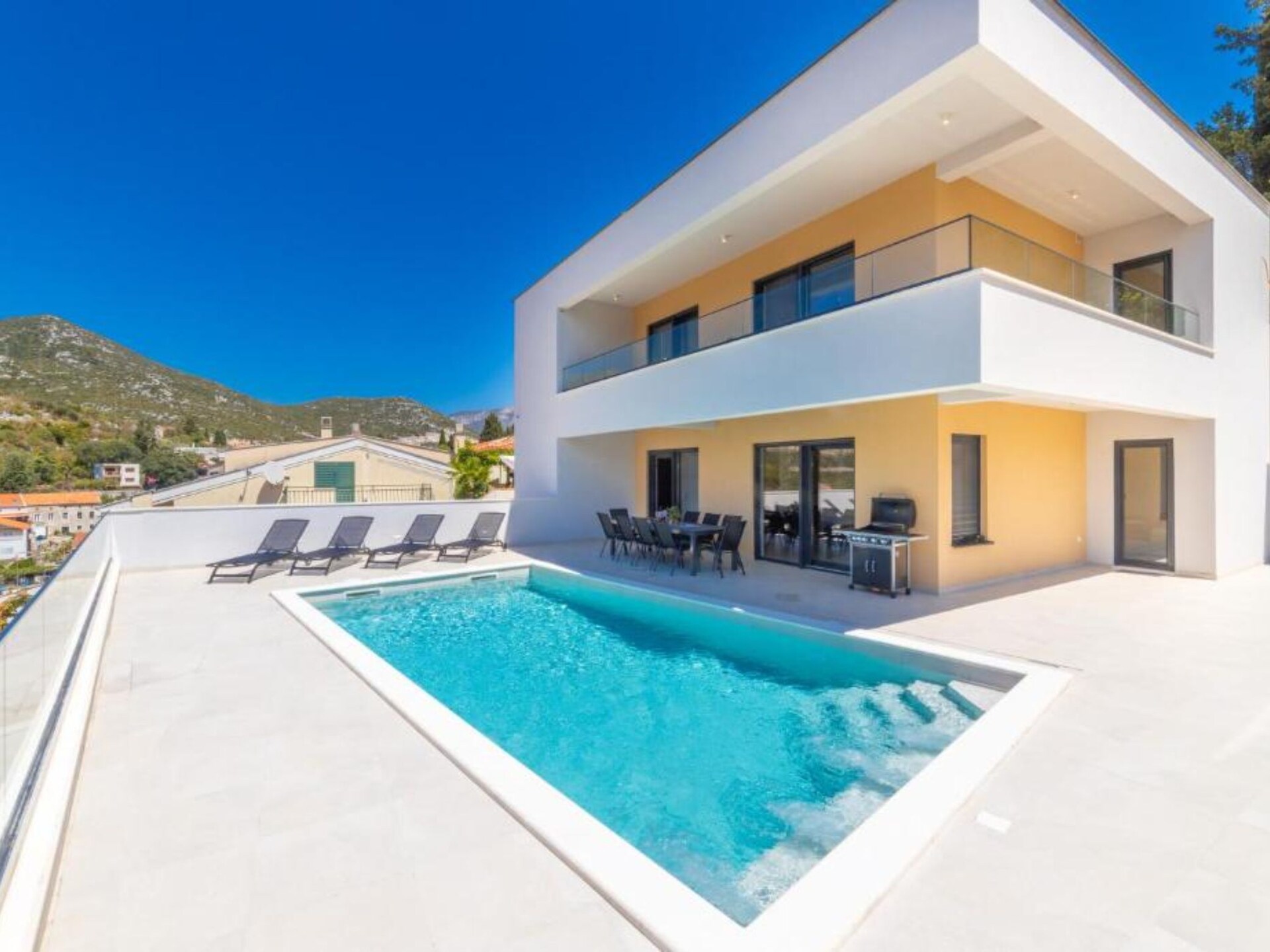 Aan het strand: Luxe vakantiehuis Luxury Villa Navis in Rogotin - foto 33