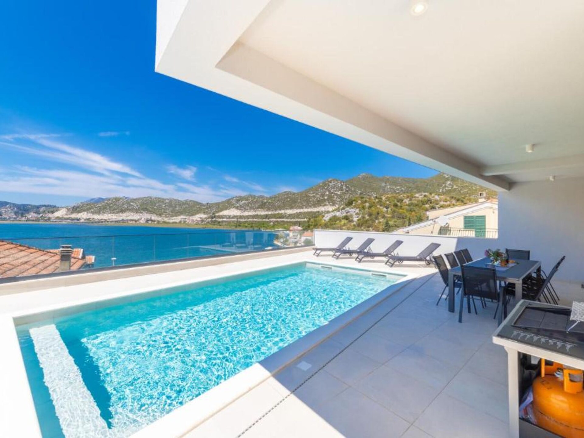 Aan het strand: Luxe vakantiehuis Luxury Villa Navis in Rogotin - foto 34