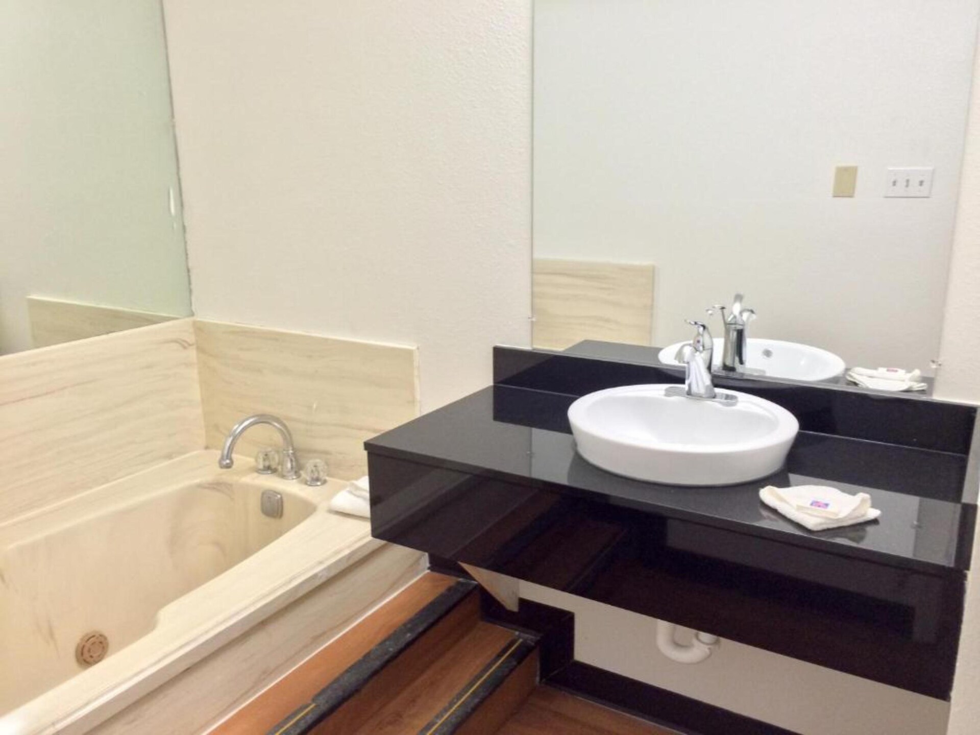 Knusse Kingsize Suite met Hot Tub nabij Longview Mall - foto 6