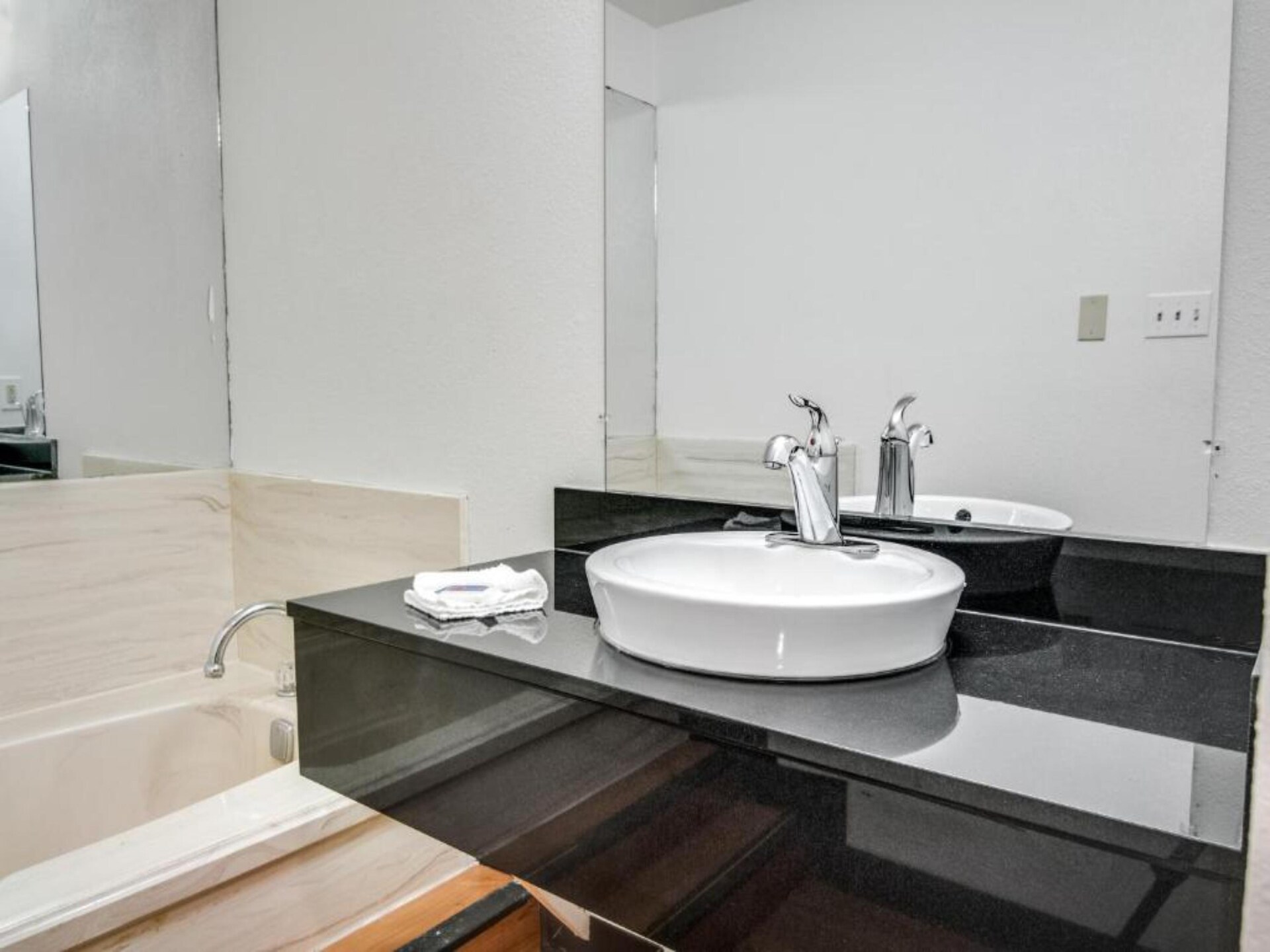 Knusse Kingsize Suite met Hot Tub nabij Longview Mall - foto 7