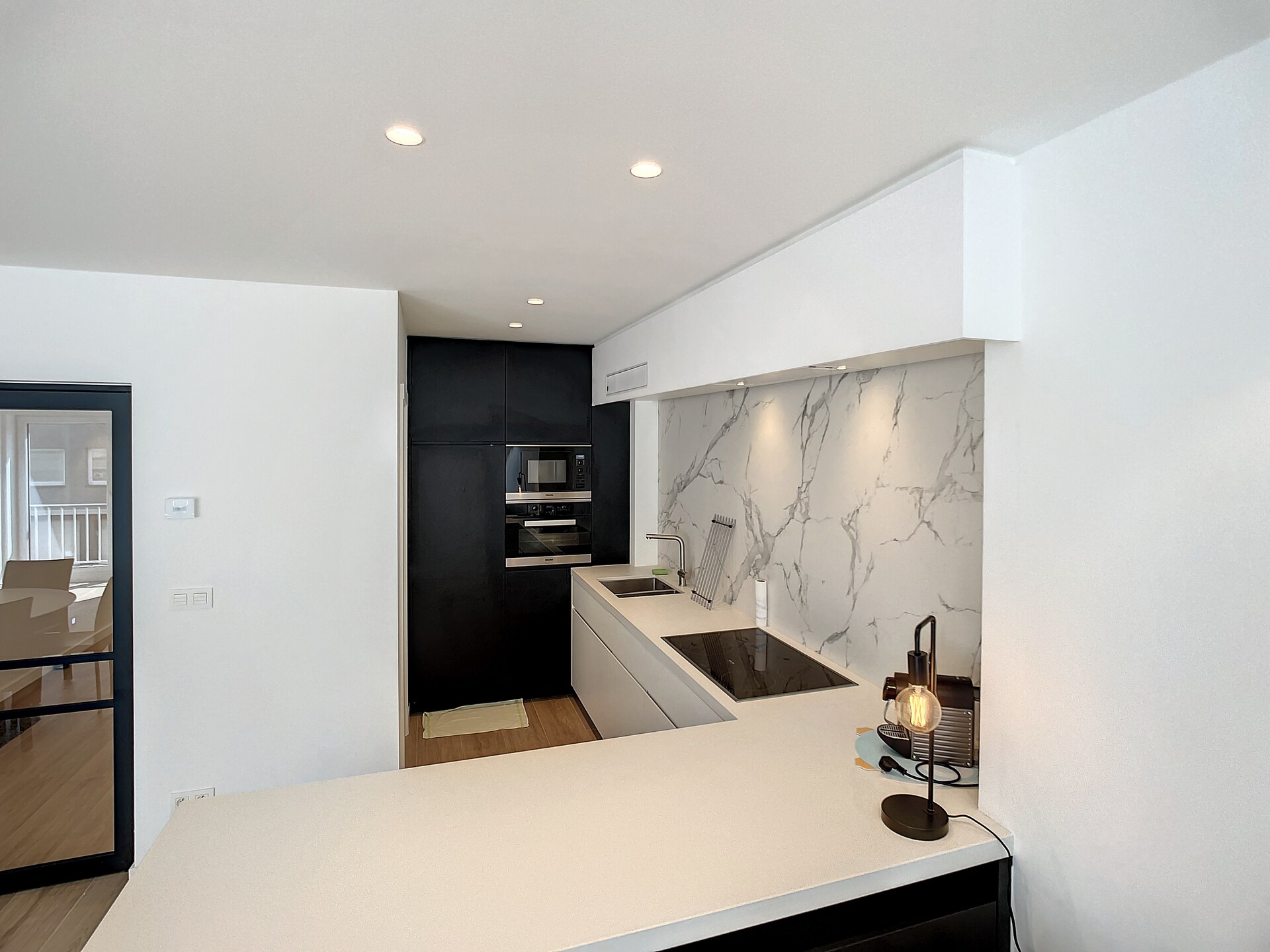 Licht appartement op 1e verdieping met balkon, vlakbij zee en strand - foto 4