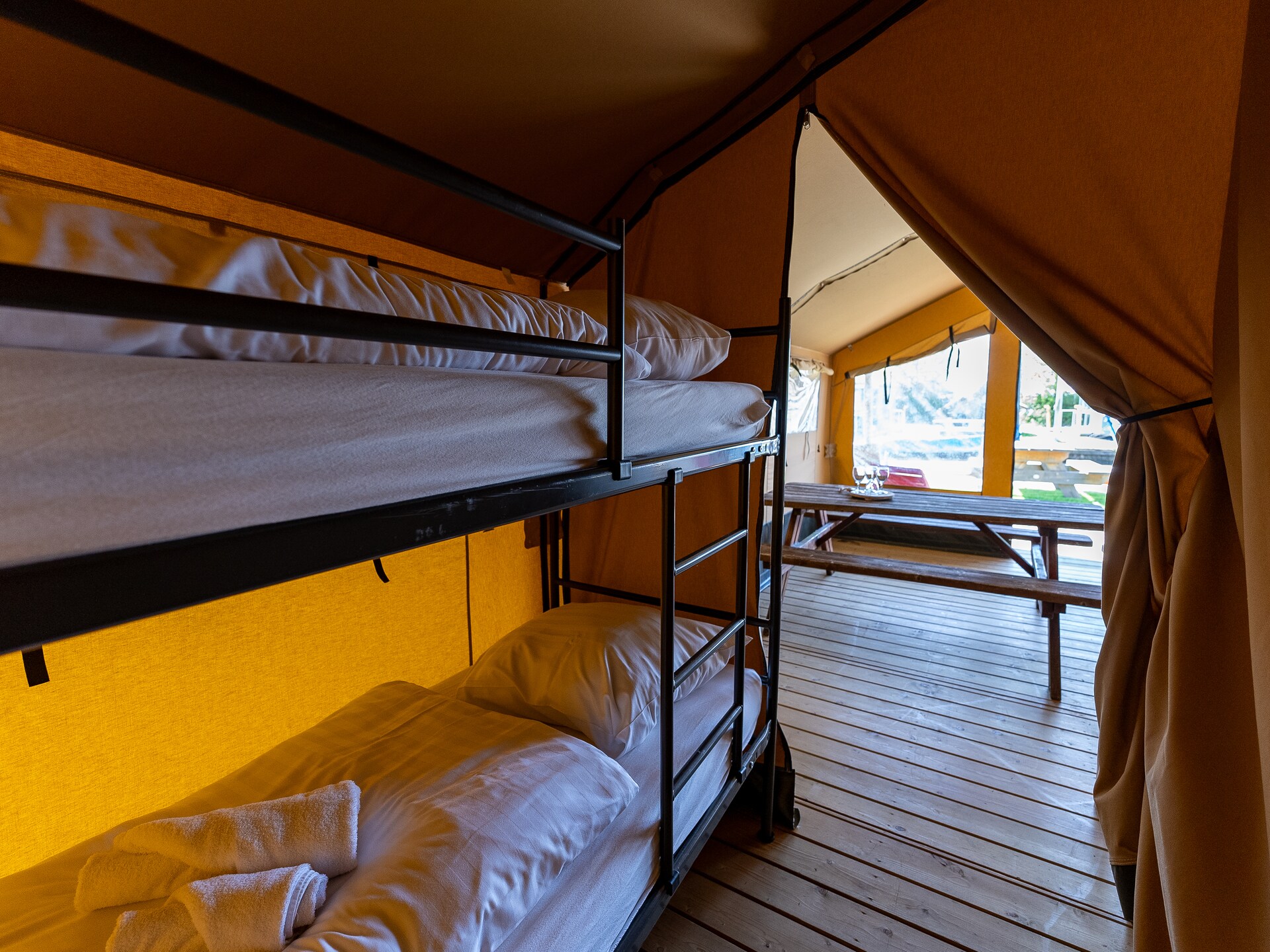 Safaritent aan het water in Heeg – 4 pers. met privéterras aan jachthaven - foto 9