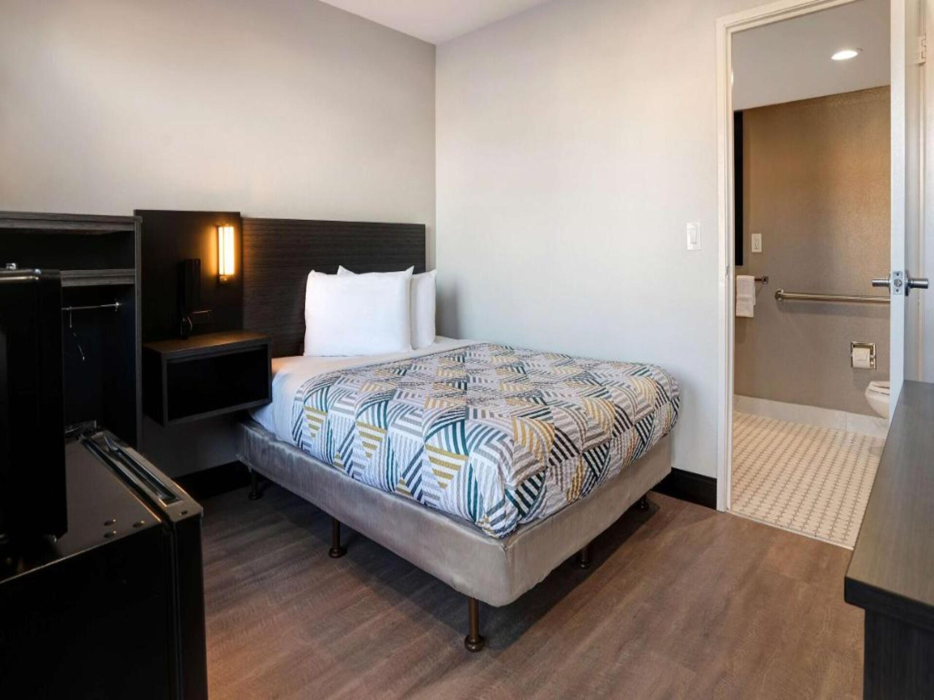 Compacte kamer met queenbed nabij Old Town Eureka - foto 1