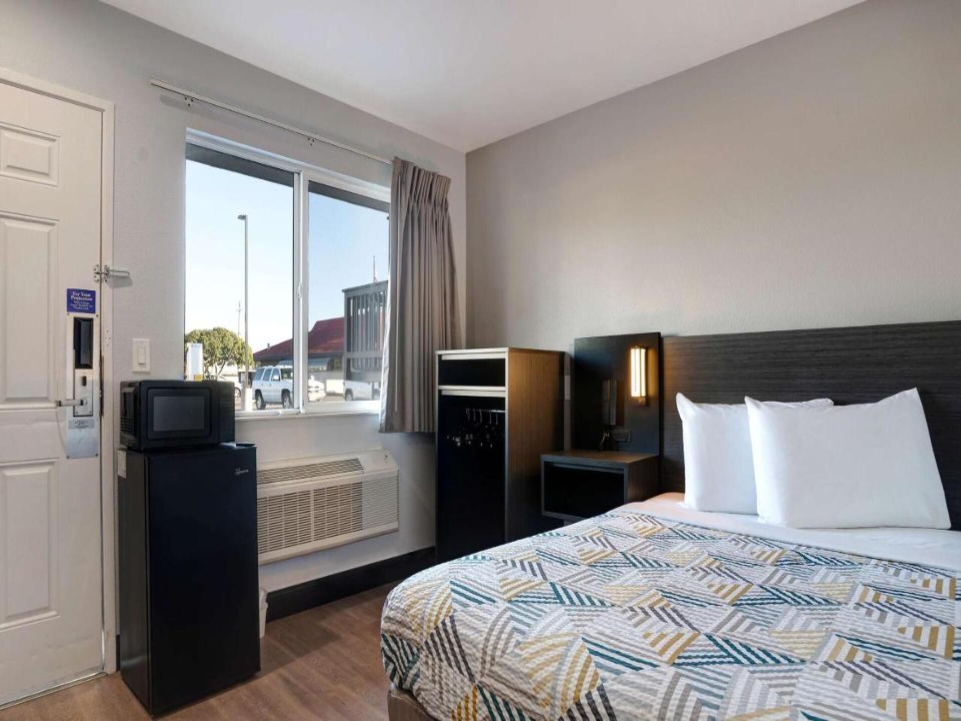 Compacte kamer met queenbed nabij Old Town Eureka - foto 5