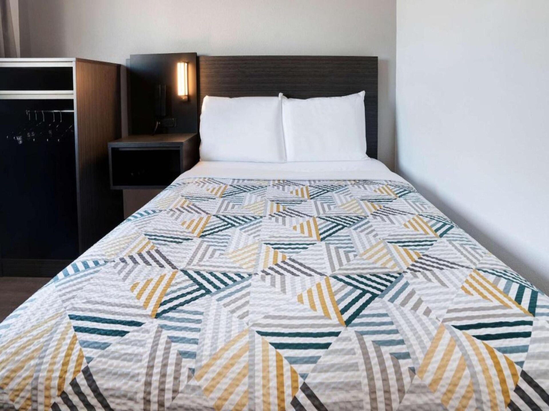 Compacte kamer met queenbed nabij Old Town Eureka - foto 6