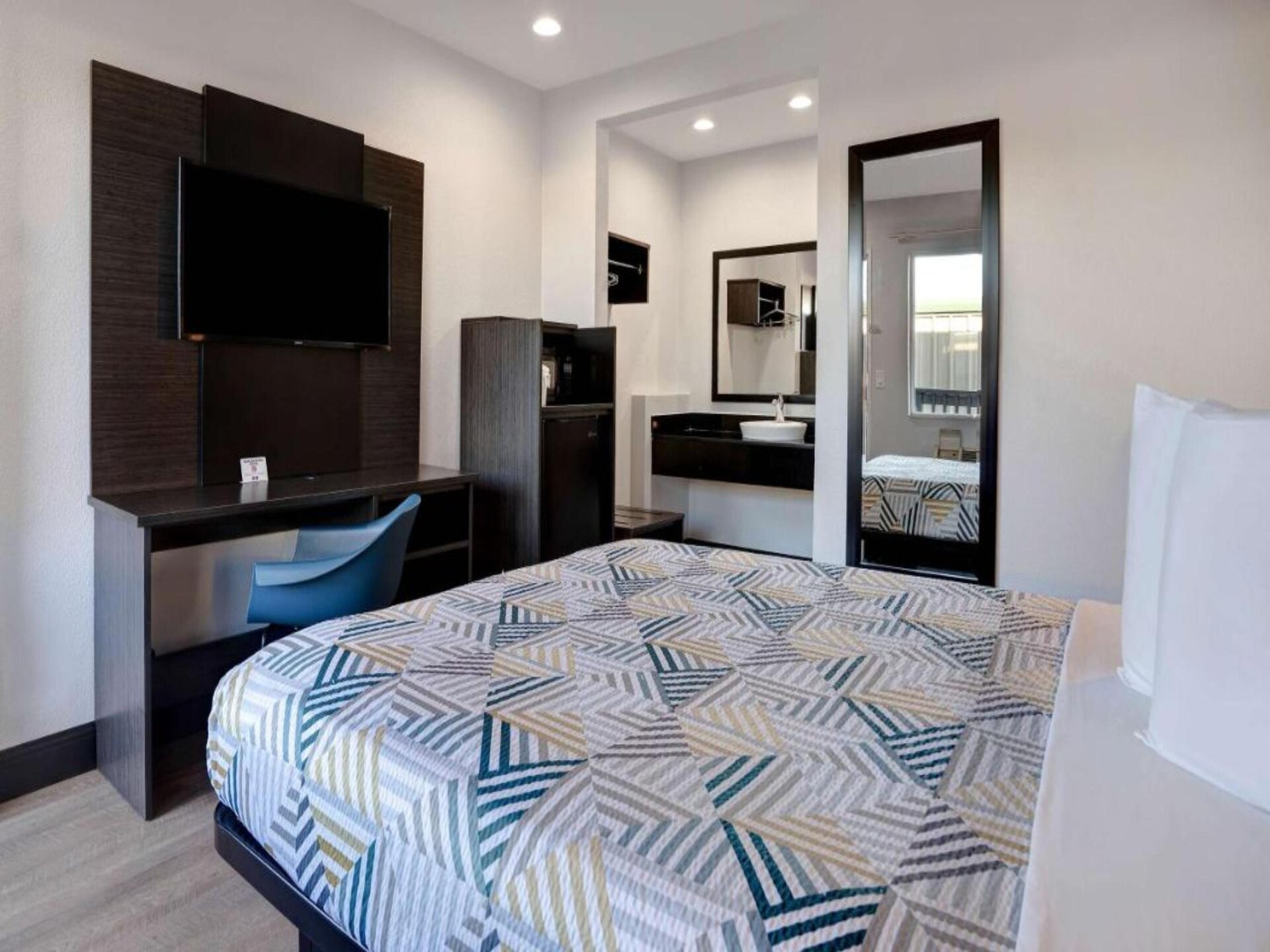 Compacte kamer met queenbed nabij Old Town Eureka - foto 8