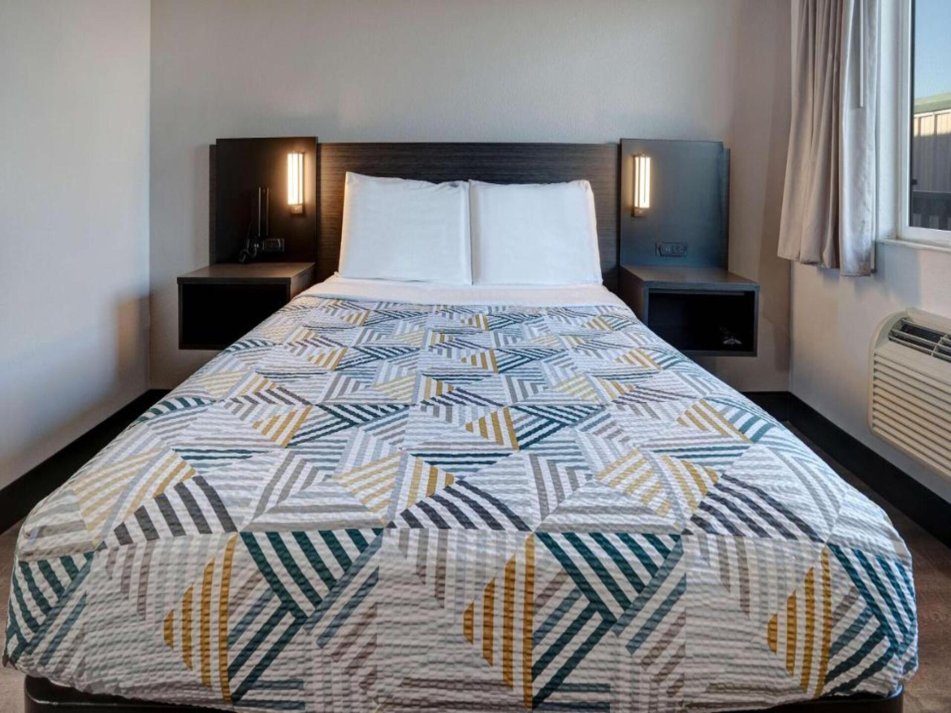 Compacte kamer met queenbed nabij Old Town Eureka - foto 9