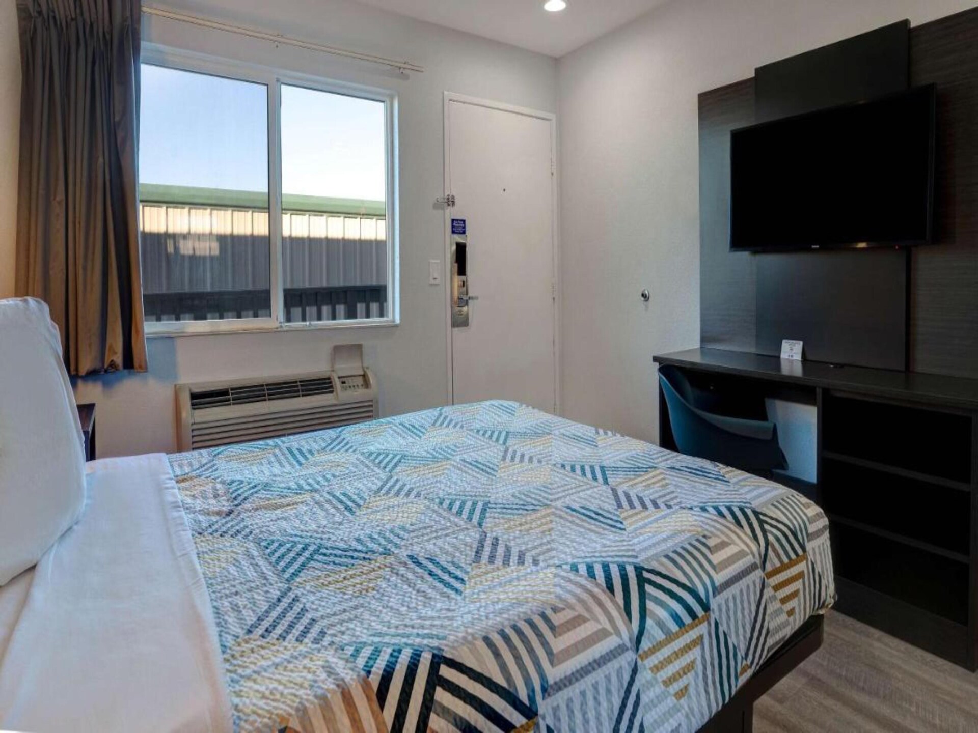 Compacte kamer met queenbed nabij Old Town Eureka - foto 10