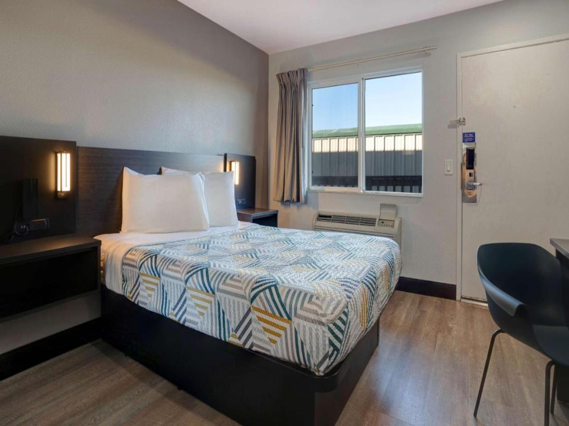 Compacte kamer met queenbed nabij Old Town Eureka - foto 11