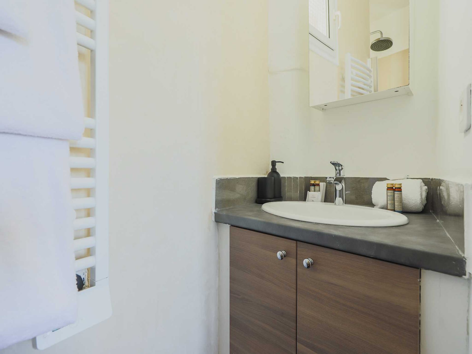 Licht appartement 40m² met lift in 17e arrondissement, vlakbij metro - foto 13