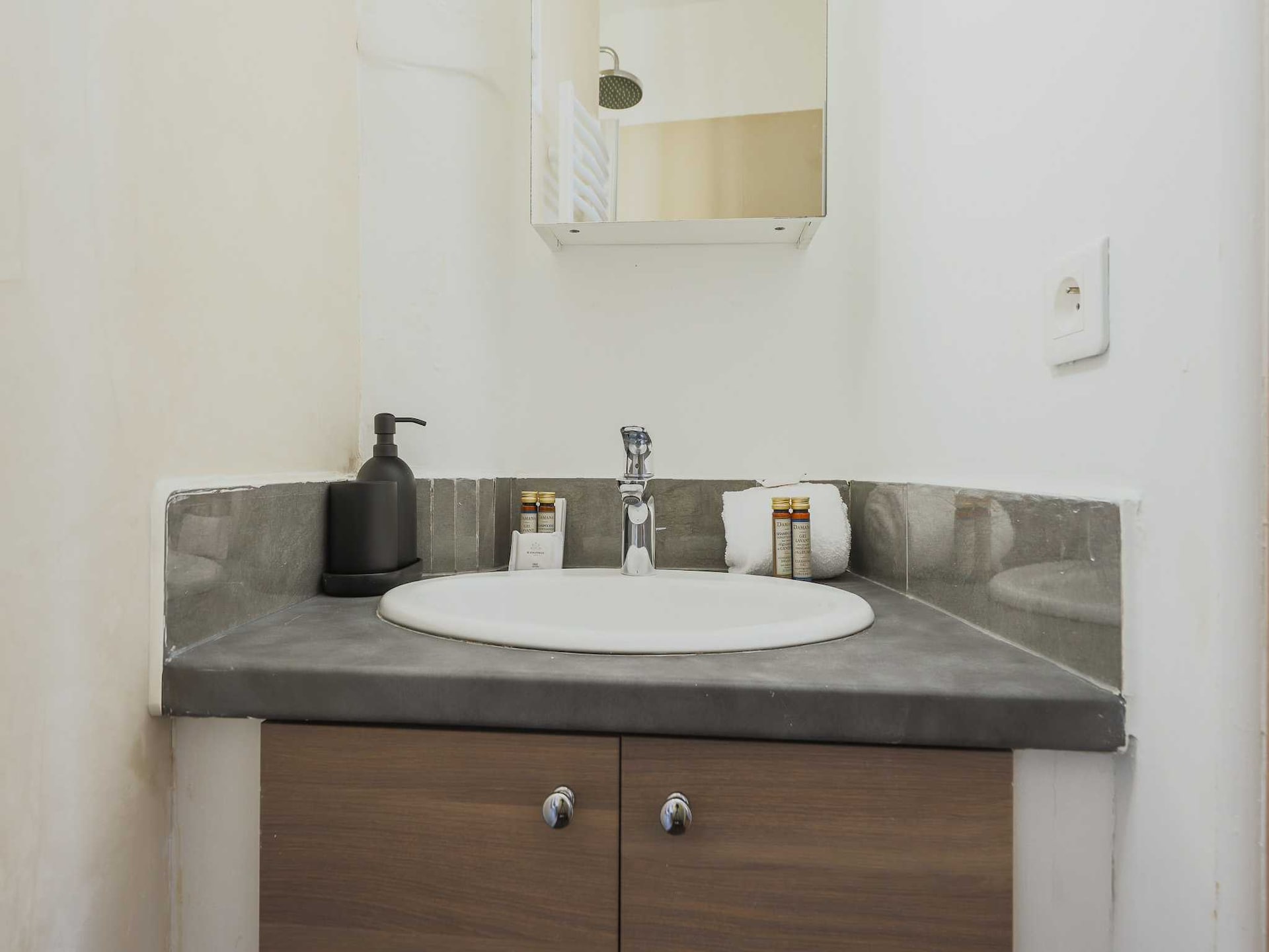 Licht appartement 40m² met lift in 17e arrondissement, vlakbij metro - foto 14