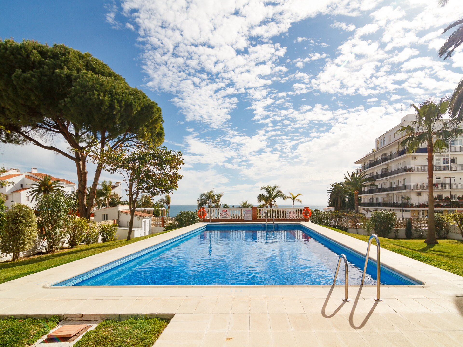 Licht appartement in Nerja met zwembad, tuin en terras op 100 meter van strand - foto 4