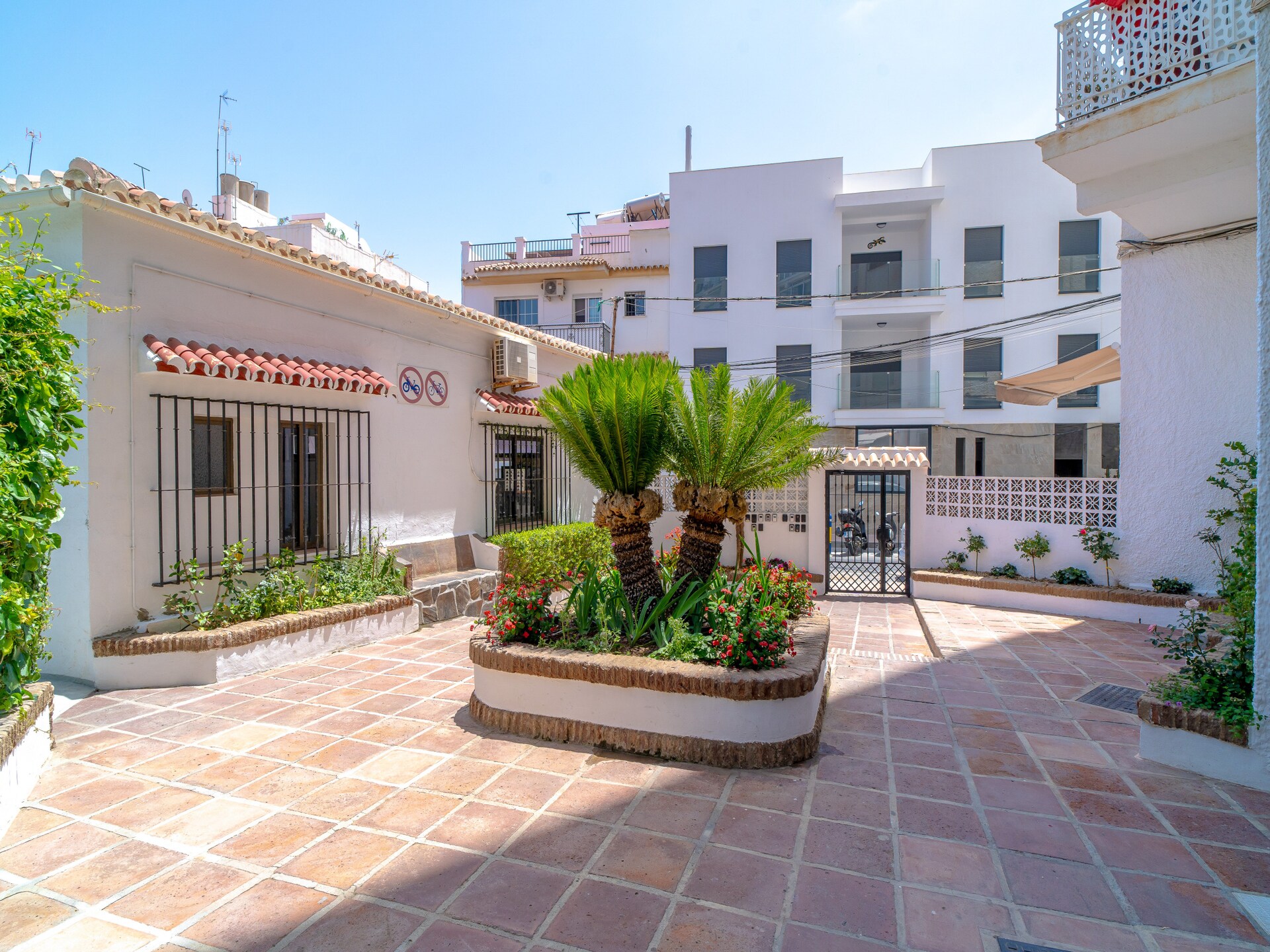 Licht appartement in Nerja met zwembad, op 250m van het strand - foto 27