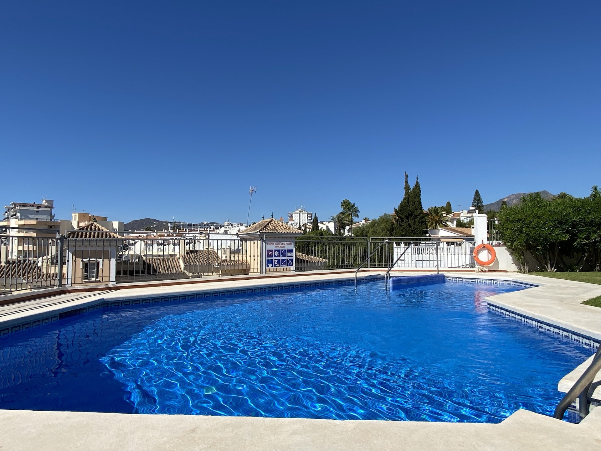 Zonnig vakantiehuis met panoramisch zeezicht in Nerja - foto 2