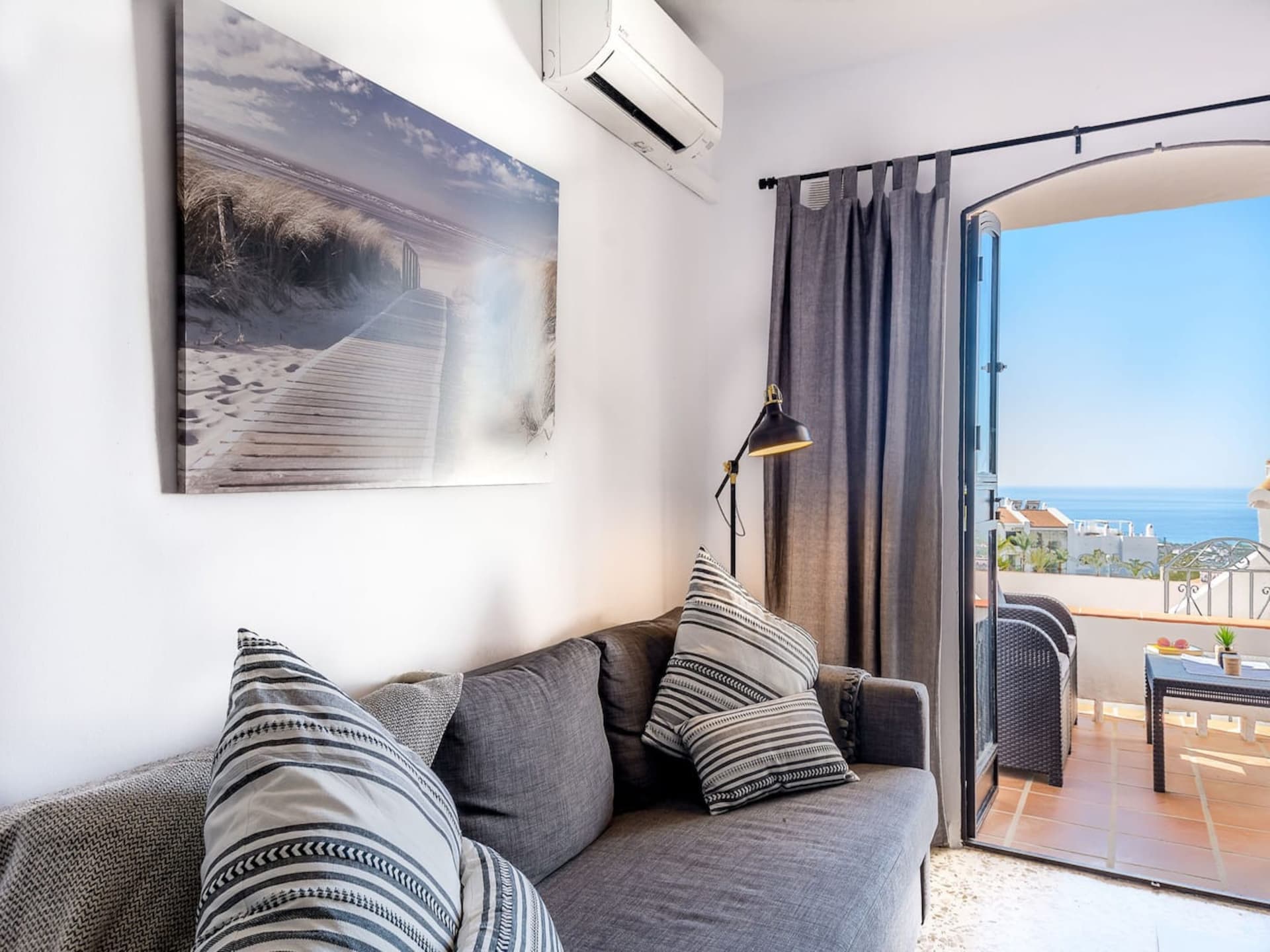 Licht appartement in Nerja met zeezicht en zwembad - foto 2