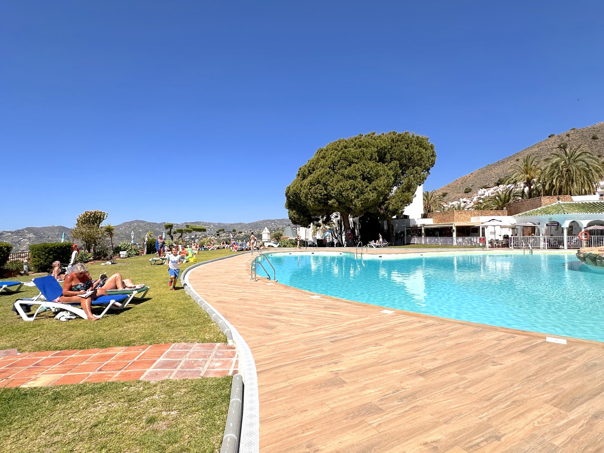 Licht appartement in Nerja met zeezicht en zwembad - foto 8