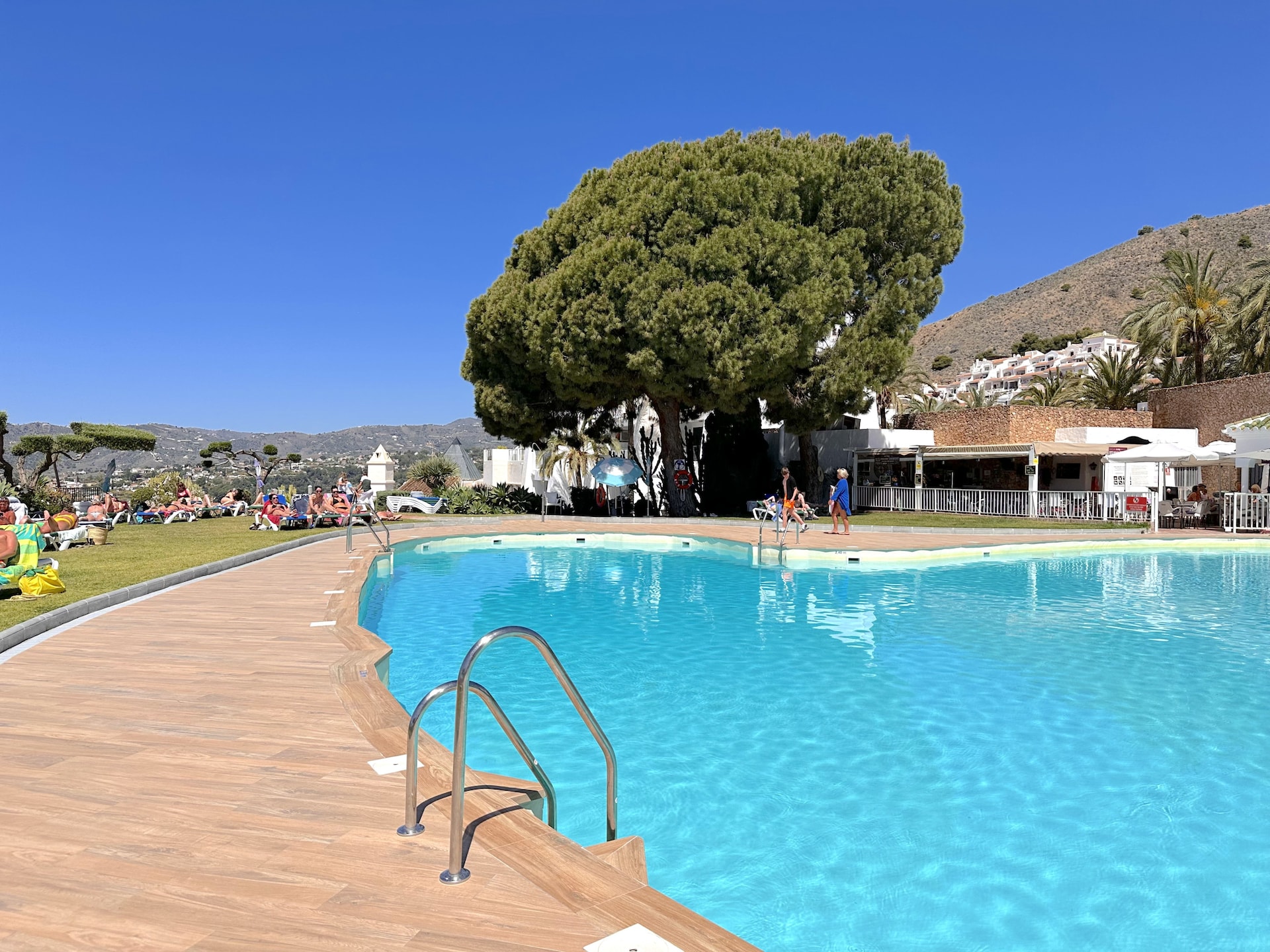 Licht appartement in Nerja met zeezicht en zwembad - foto 11