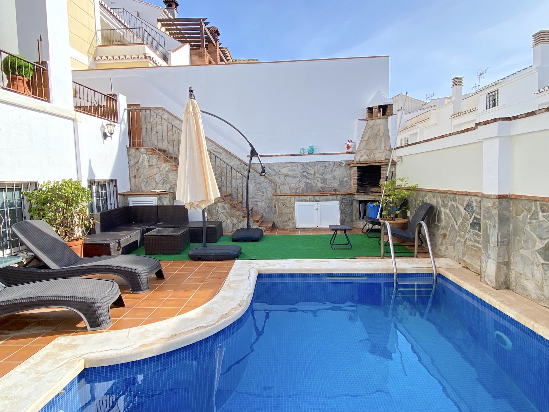 Ruime villa met privézwembad en zeezicht op 2 km van strand in Nerja - foto 8
