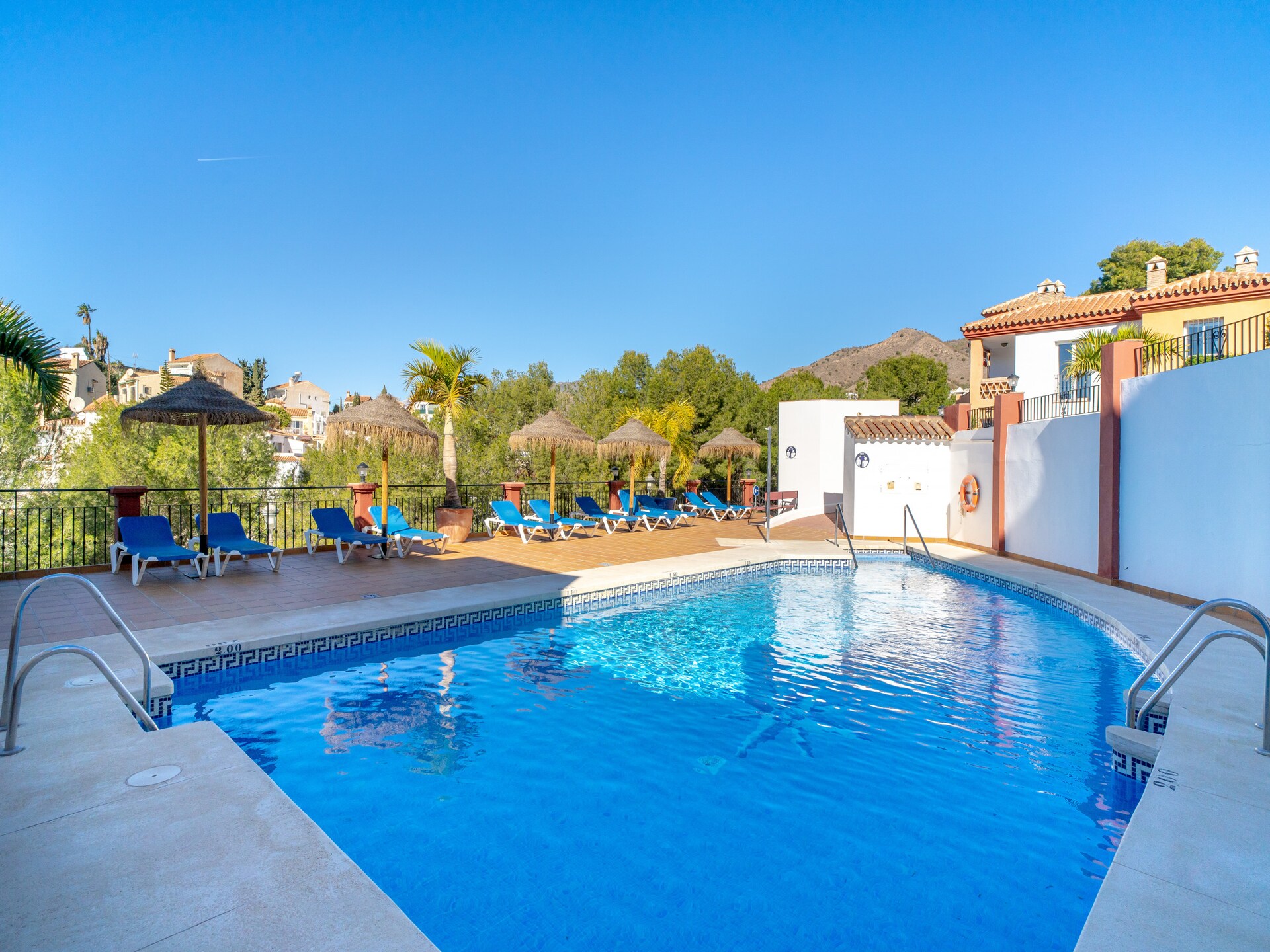 Aljamar 4A: Ruime villa aan zee bij Burriana Beach, Nerja - foto 1