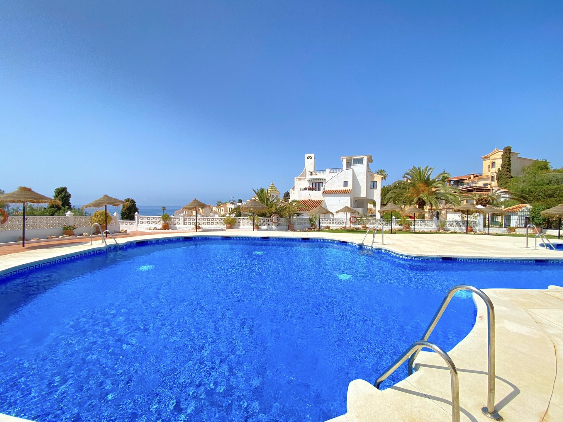 Knus appartement aan zee in Nerja met gedeeld zwembad op 200 meter van het strand - foto 15