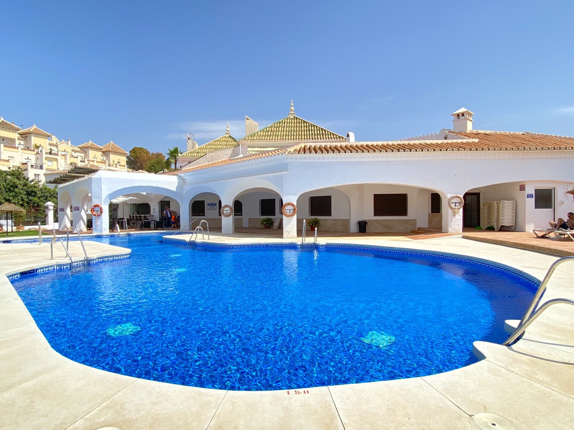 Knus appartement aan zee in Nerja met gedeeld zwembad op 200 meter van het strand - foto 12