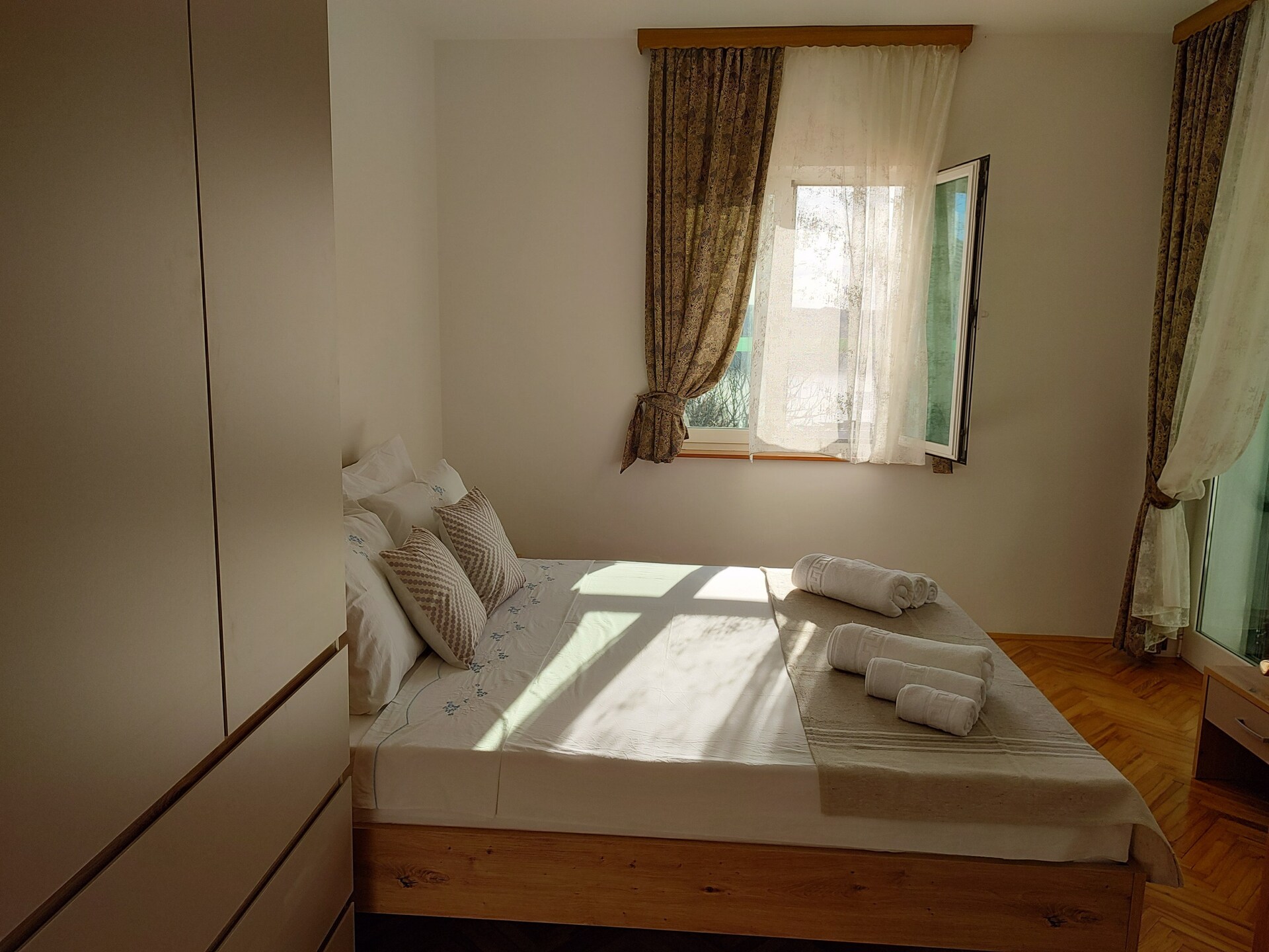 Lemi Appartement: Ruim 3-slaapkamer verblijf met tuin op 270m van zee - foto 12