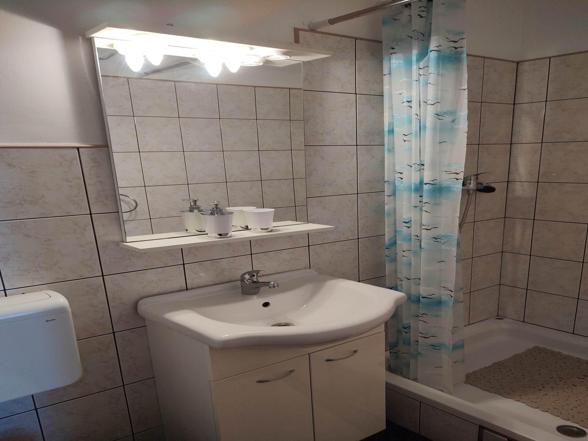 Lemi Appartement: Ruim 3-slaapkamer verblijf met tuin op 270m van zee - foto 18