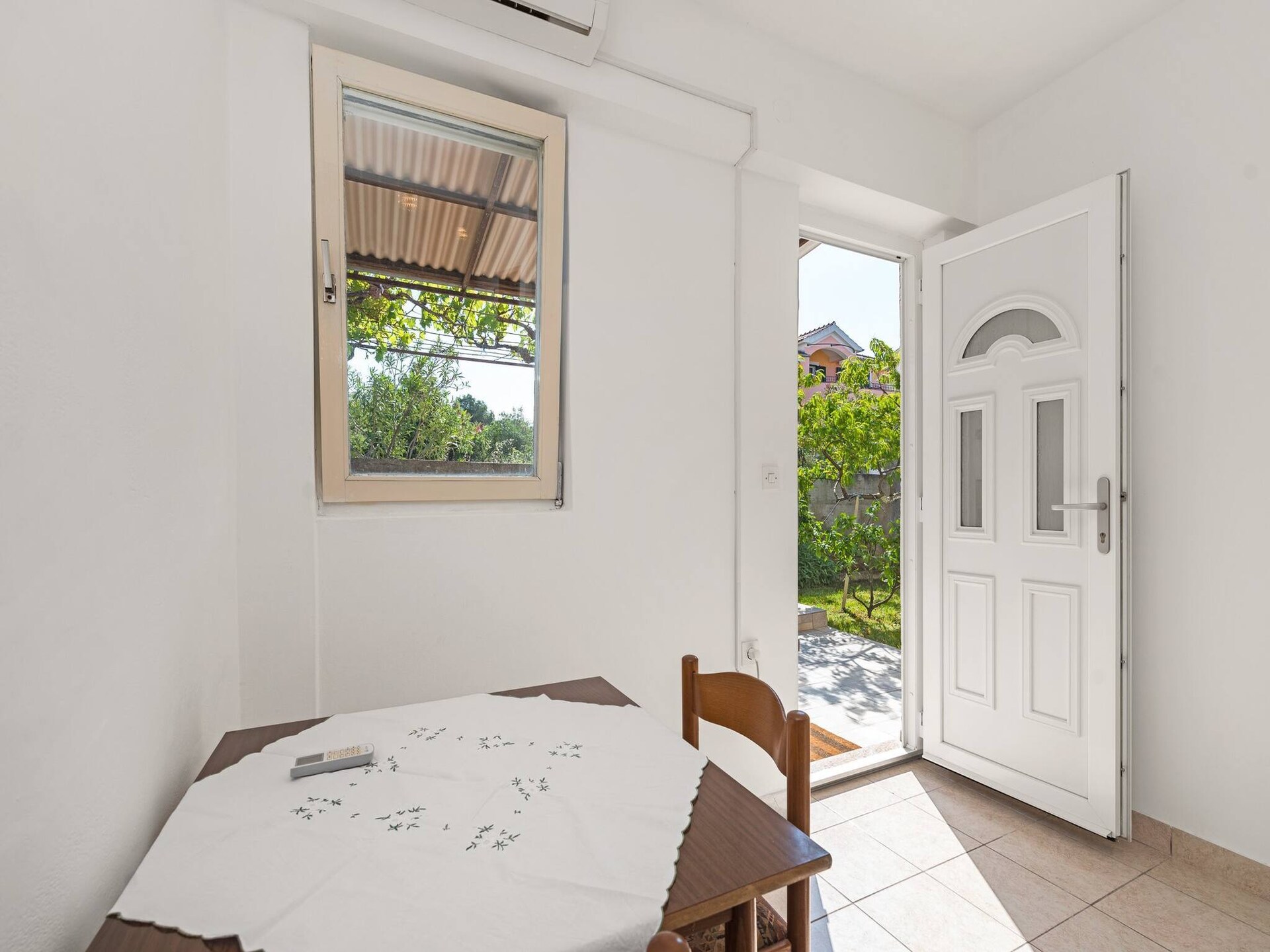 2-persoons studio-appartement in Šibenik-Brodarica nabij het strand - foto 3