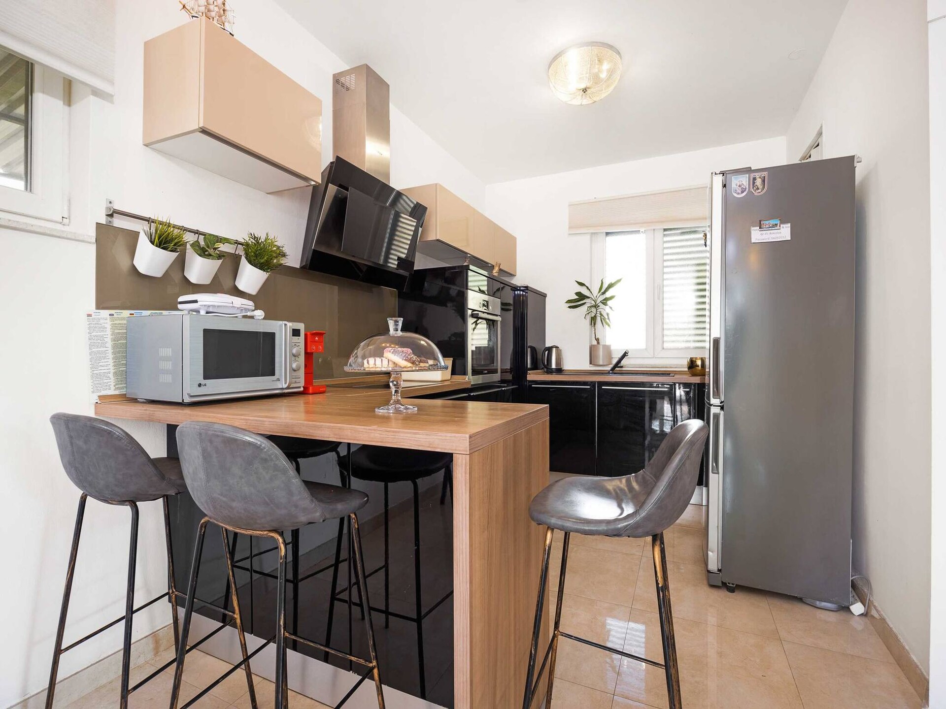 Ruim appartement voor 8 bij zee met tuin, BBQ en zeezicht in Brodarica - foto 8