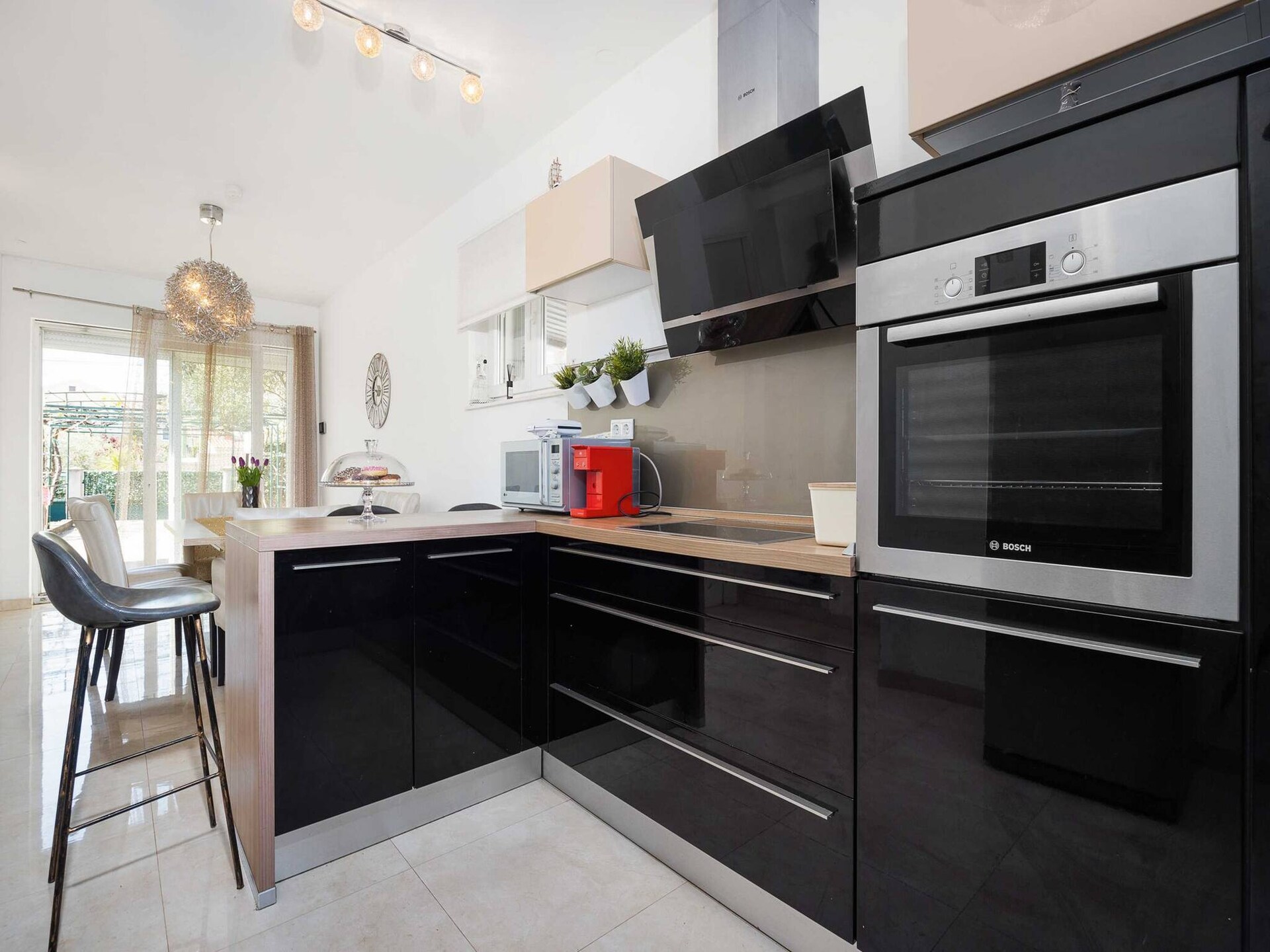 Ruim appartement voor 8 bij zee met tuin, BBQ en zeezicht in Brodarica - foto 9