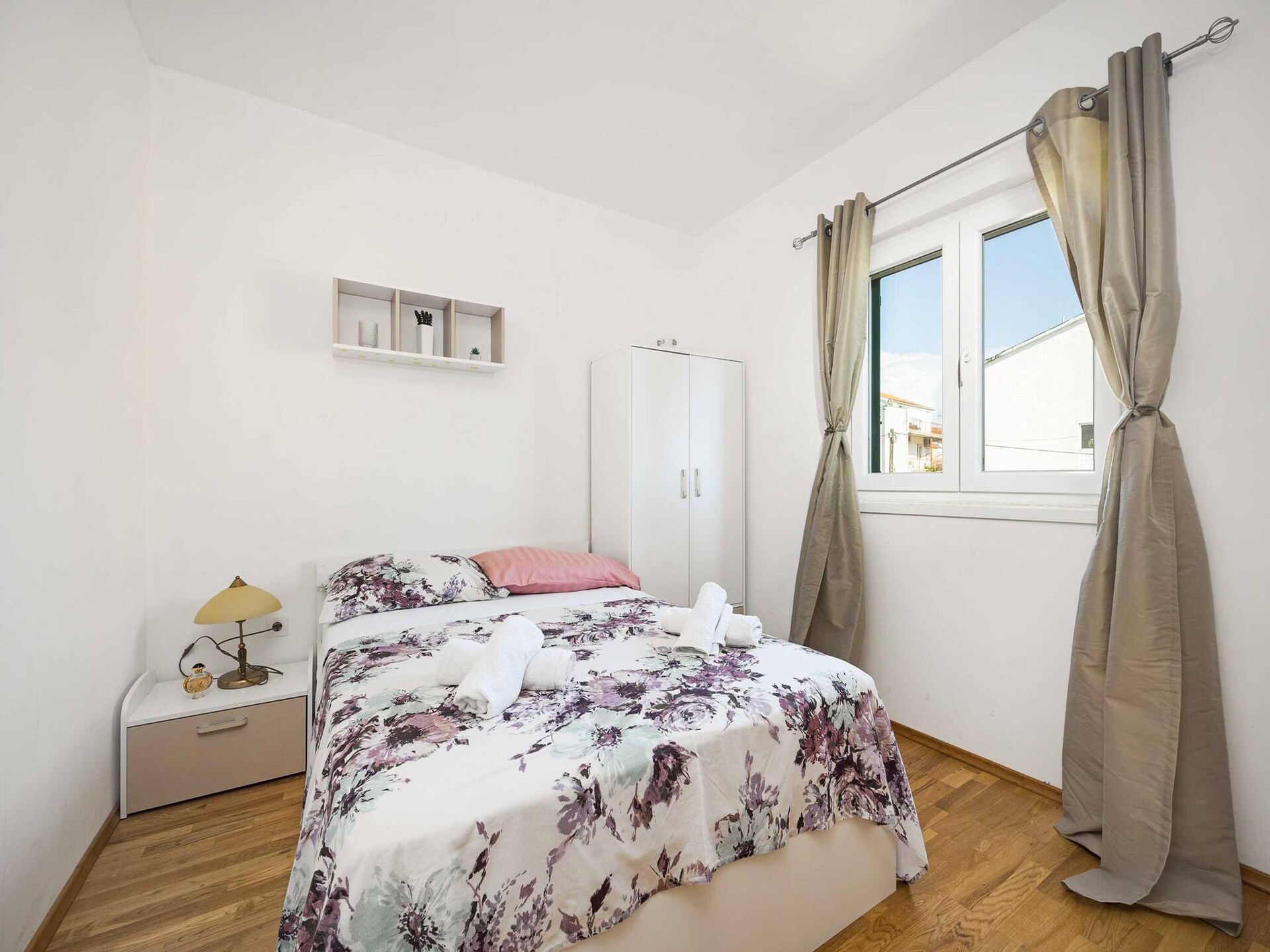 Ruim appartement voor 8 bij zee met tuin, BBQ en zeezicht in Brodarica - foto 15