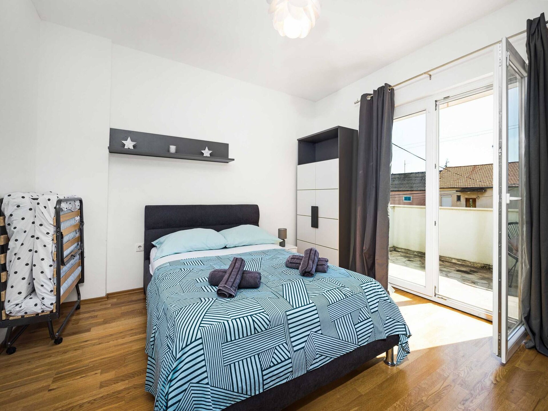 Ruim appartement voor 8 bij zee met tuin, BBQ en zeezicht in Brodarica - foto 4