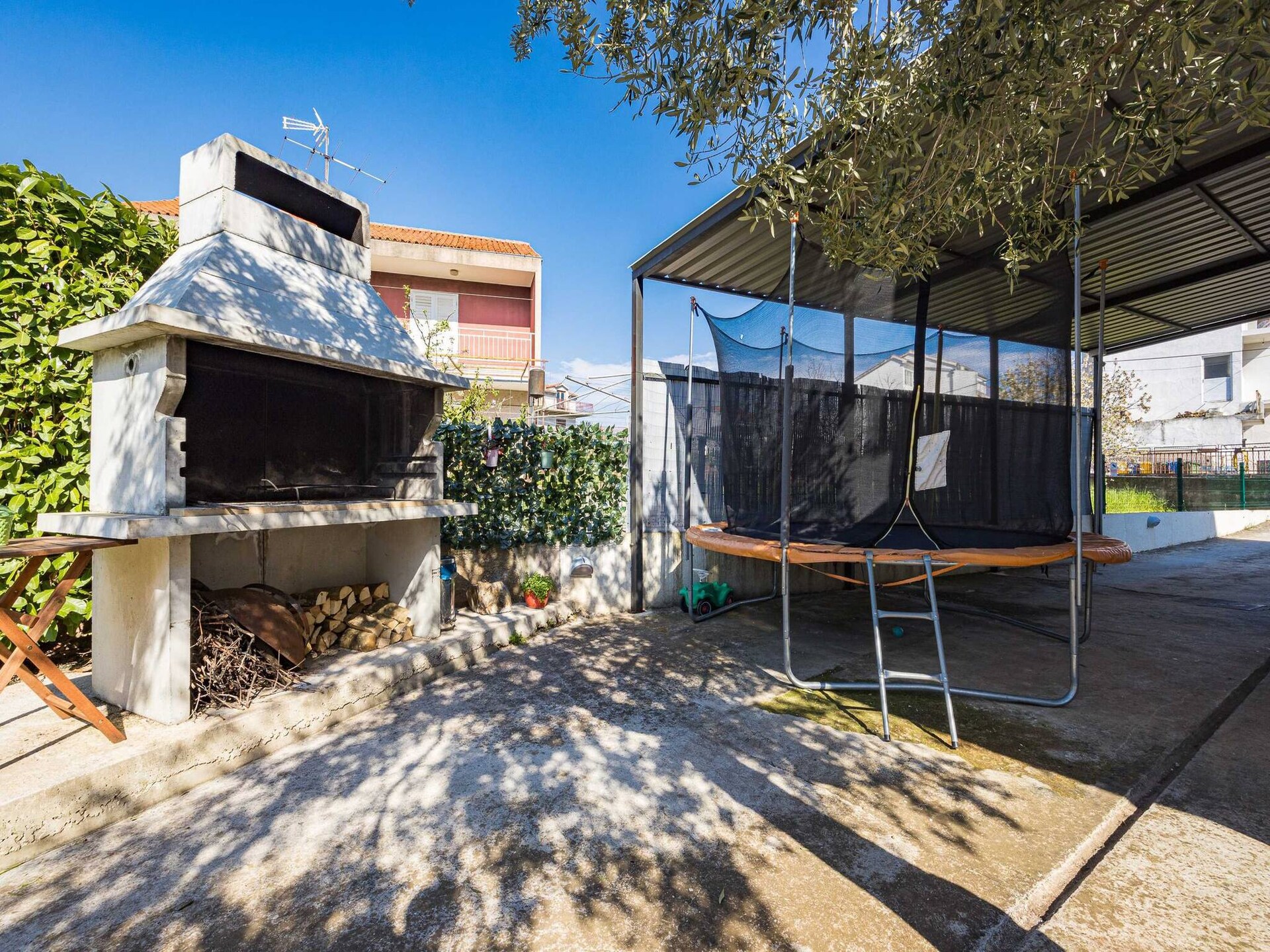 Ruim appartement voor 8 bij zee met tuin, BBQ en zeezicht in Brodarica - foto 30