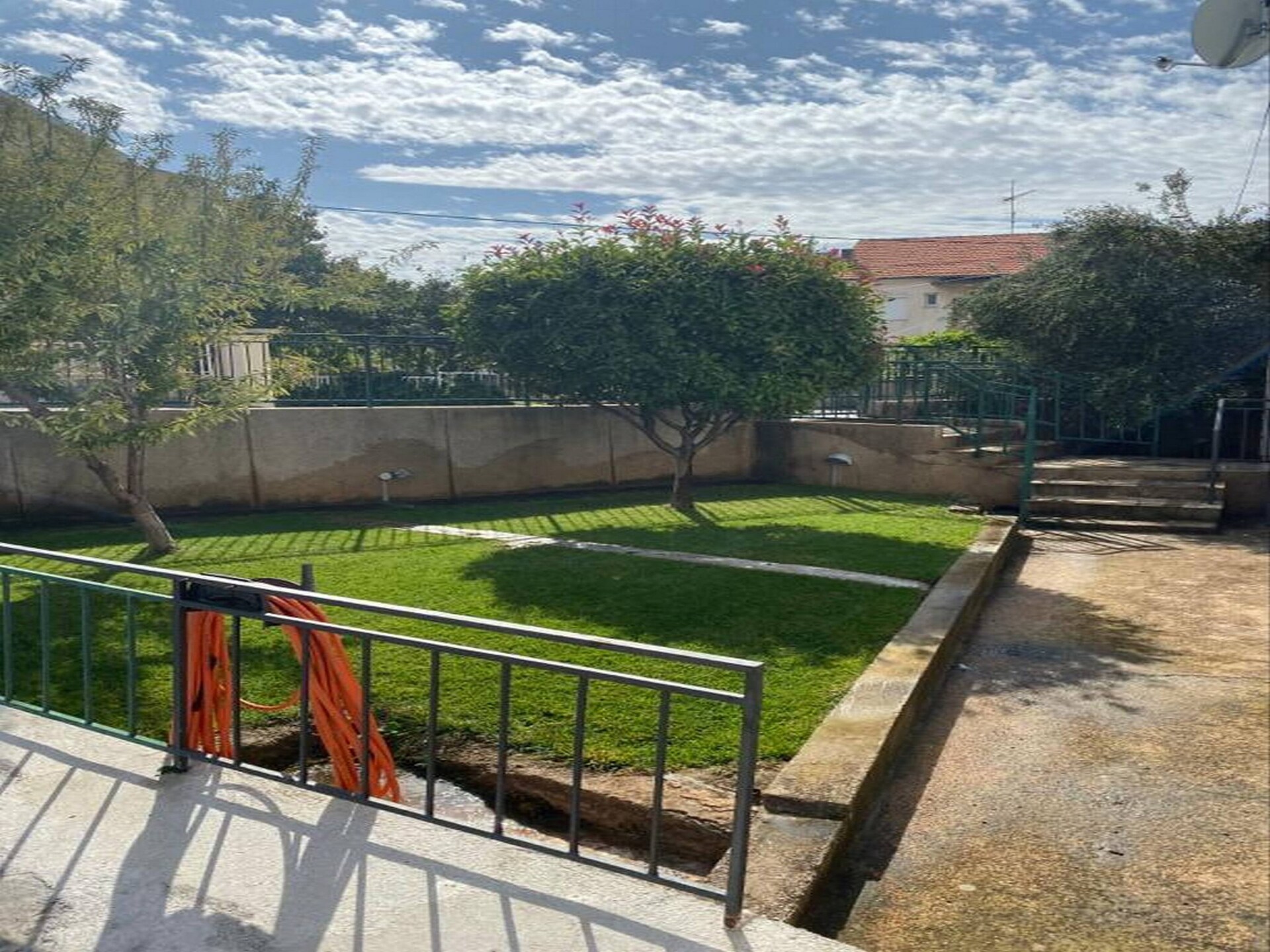 Ruim appartement voor 8 bij zee met tuin, BBQ en zeezicht in Brodarica - foto 25