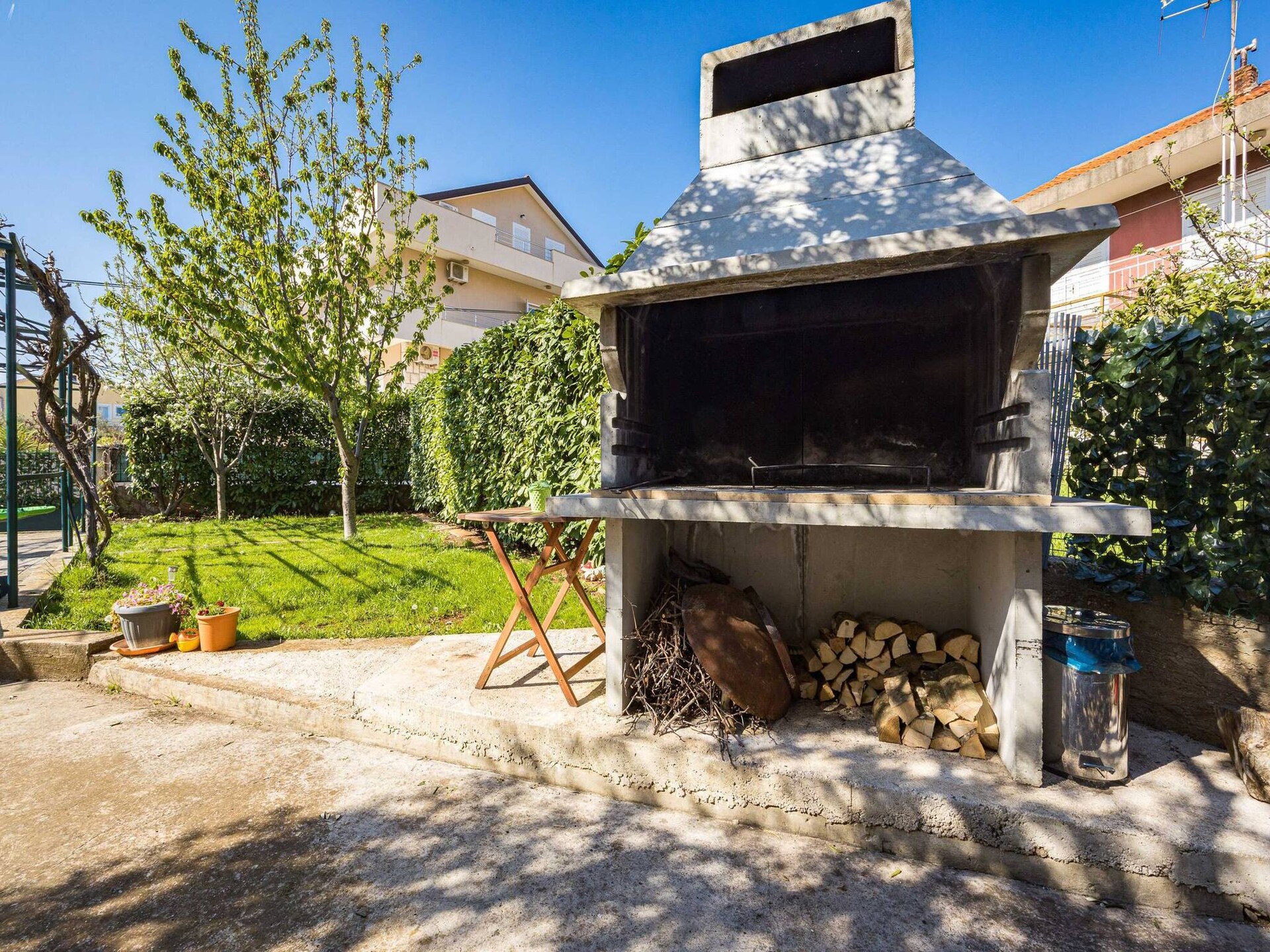Ruim appartement voor 8 bij zee met tuin, BBQ en zeezicht in Brodarica - foto 26