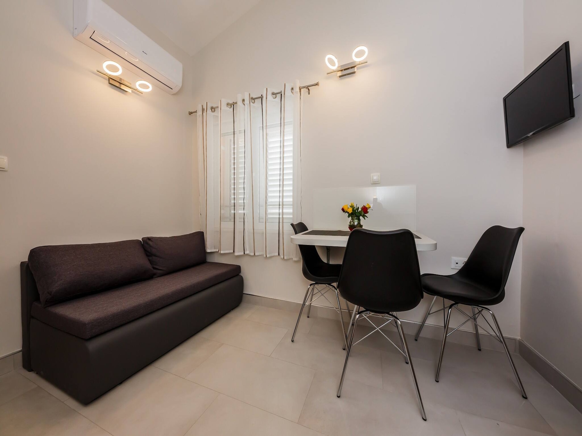 Aan het strand: Charmant appartement in Šibenik-Brodarica - foto 1