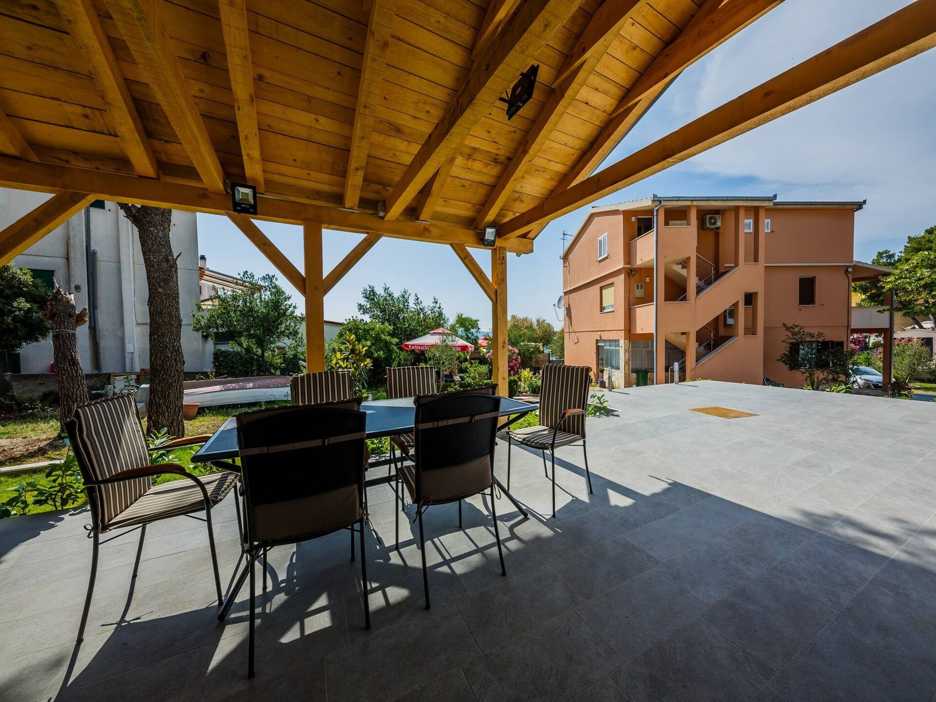 Appartement aan zee in Brodarica met tuin en BBQ, strand op 20 meter - foto 20