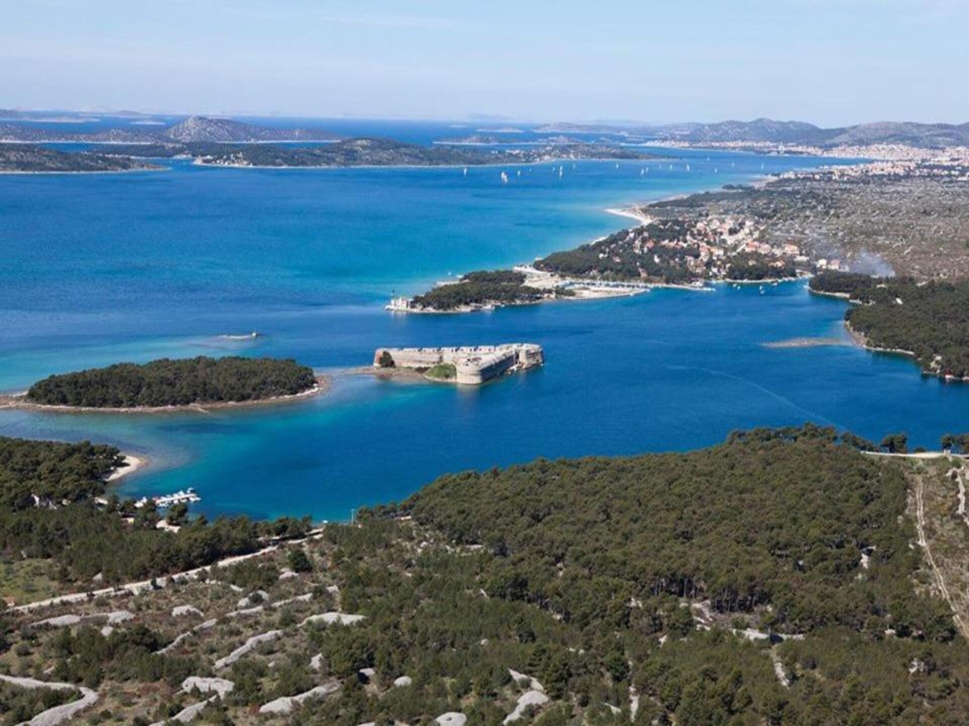 Op 550 m van het strand: ruim appartement in Šibenik-Brodarica - foto 24