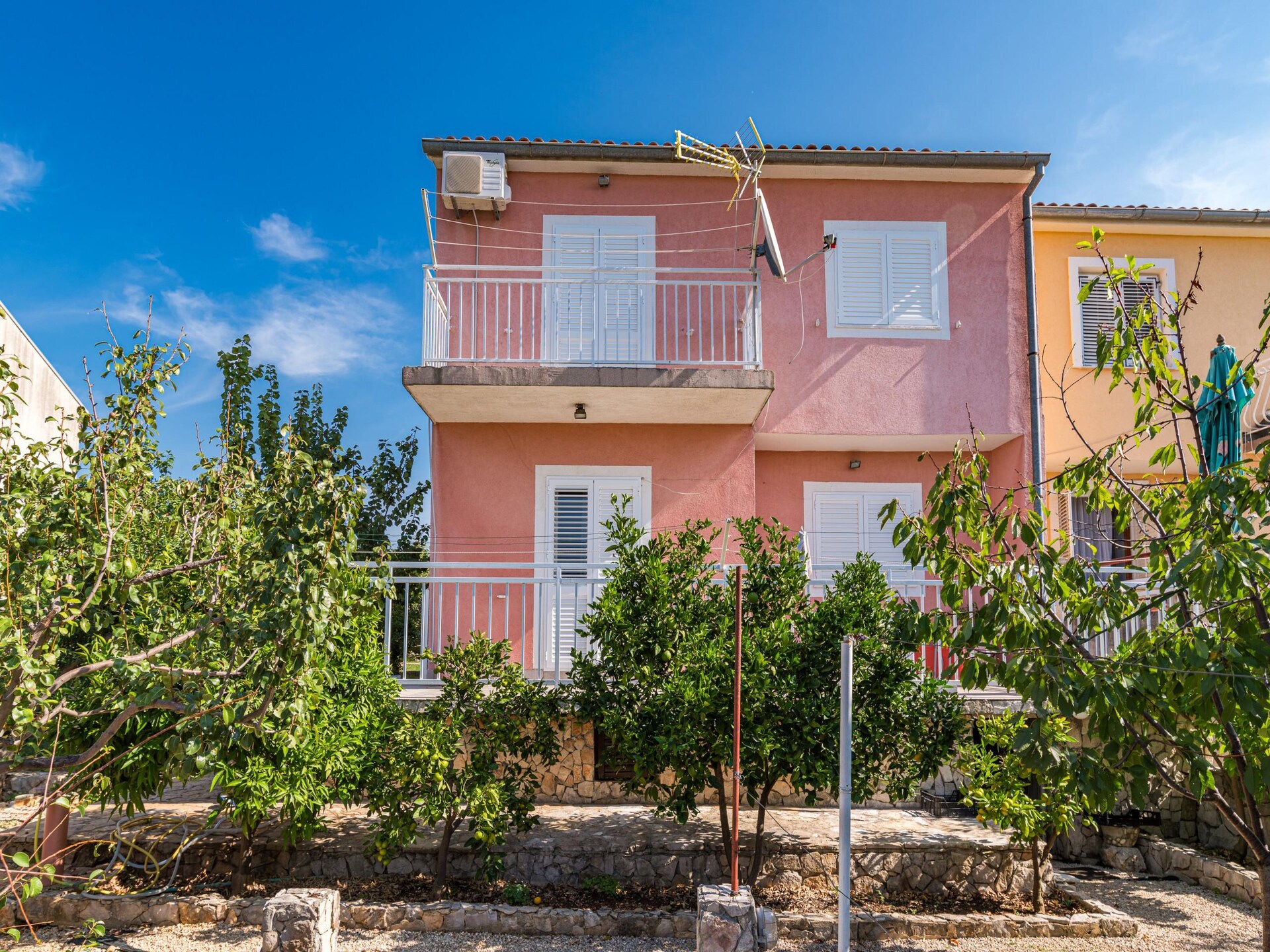 Op 800 m van het strand: Knus appartement in Šibenik-Brodarica - foto 1