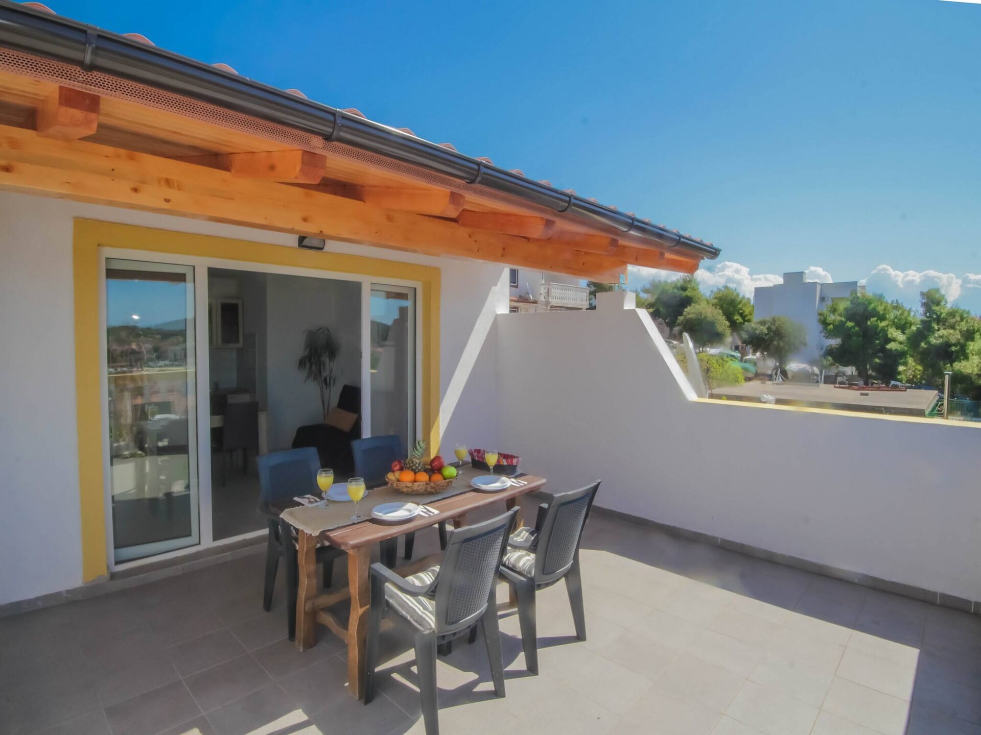 Sfeervol appartement met tuin en BBQ op 550m van strand in Jezera - foto 14