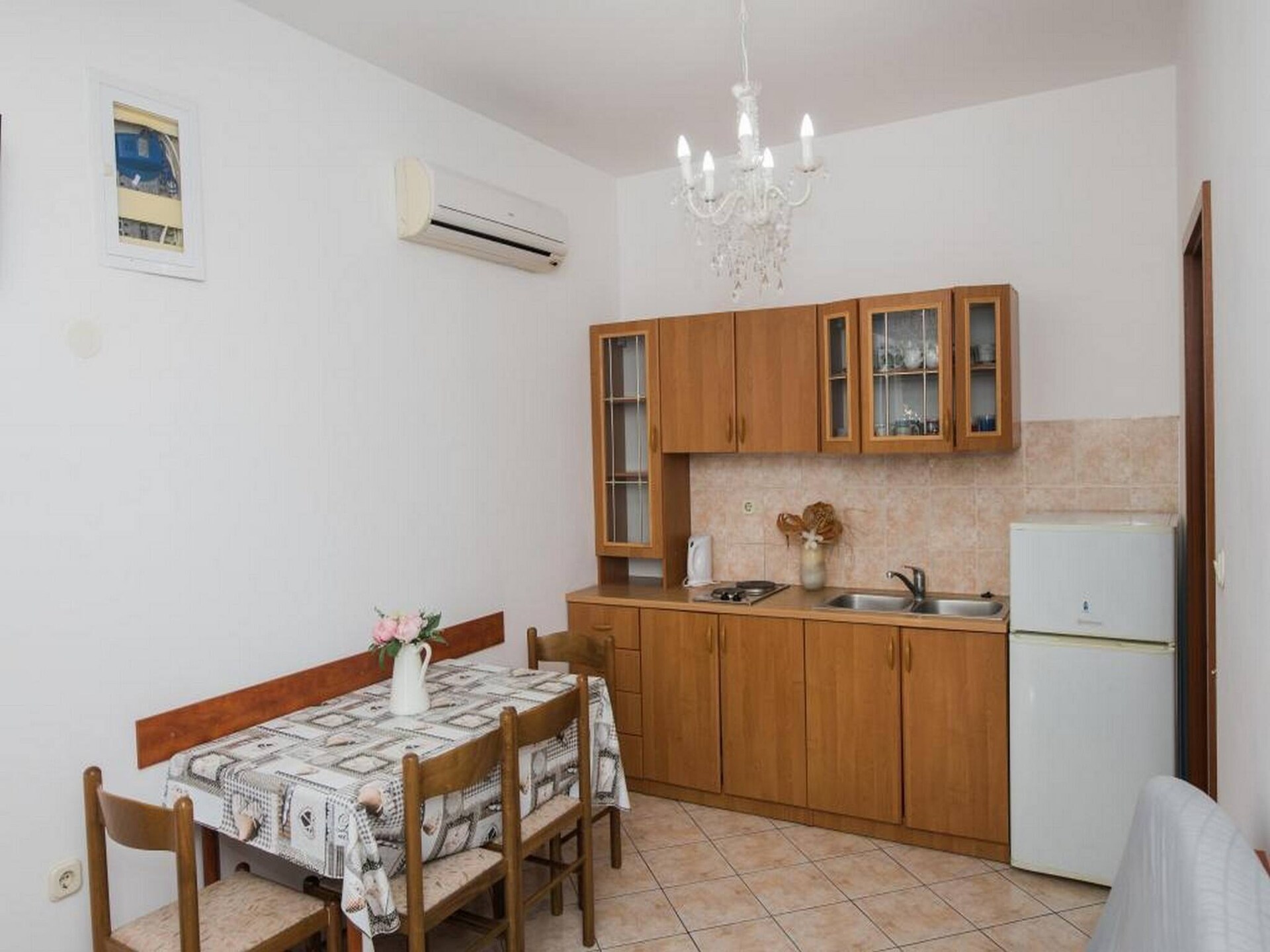 Licht appartement in Šibenik-Brodarica op 210m van het strand - foto 2