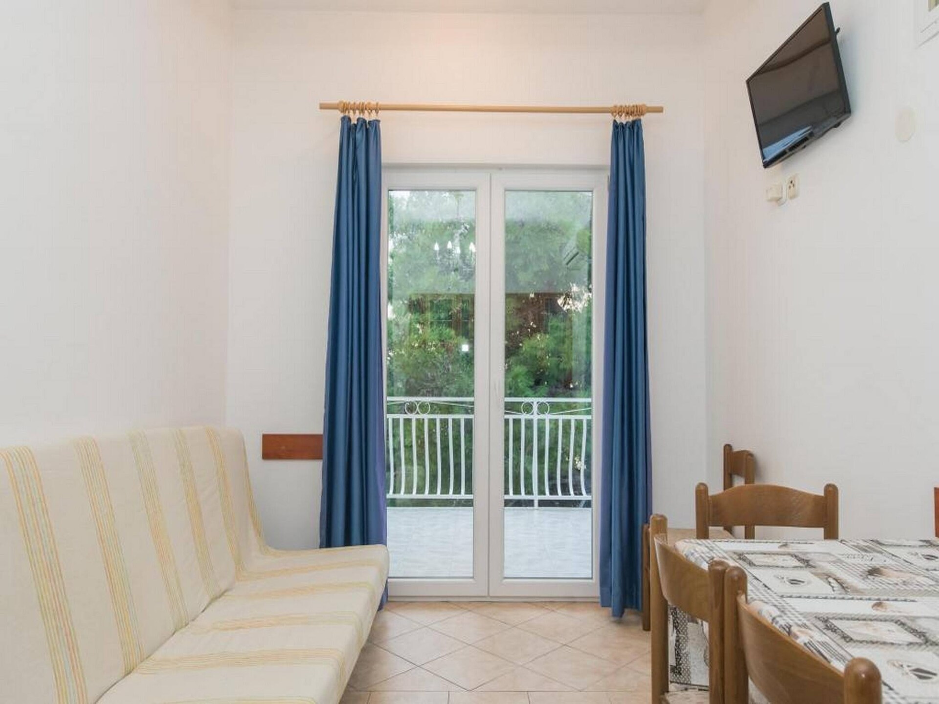 Licht appartement in Šibenik-Brodarica op 210m van het strand - foto 1