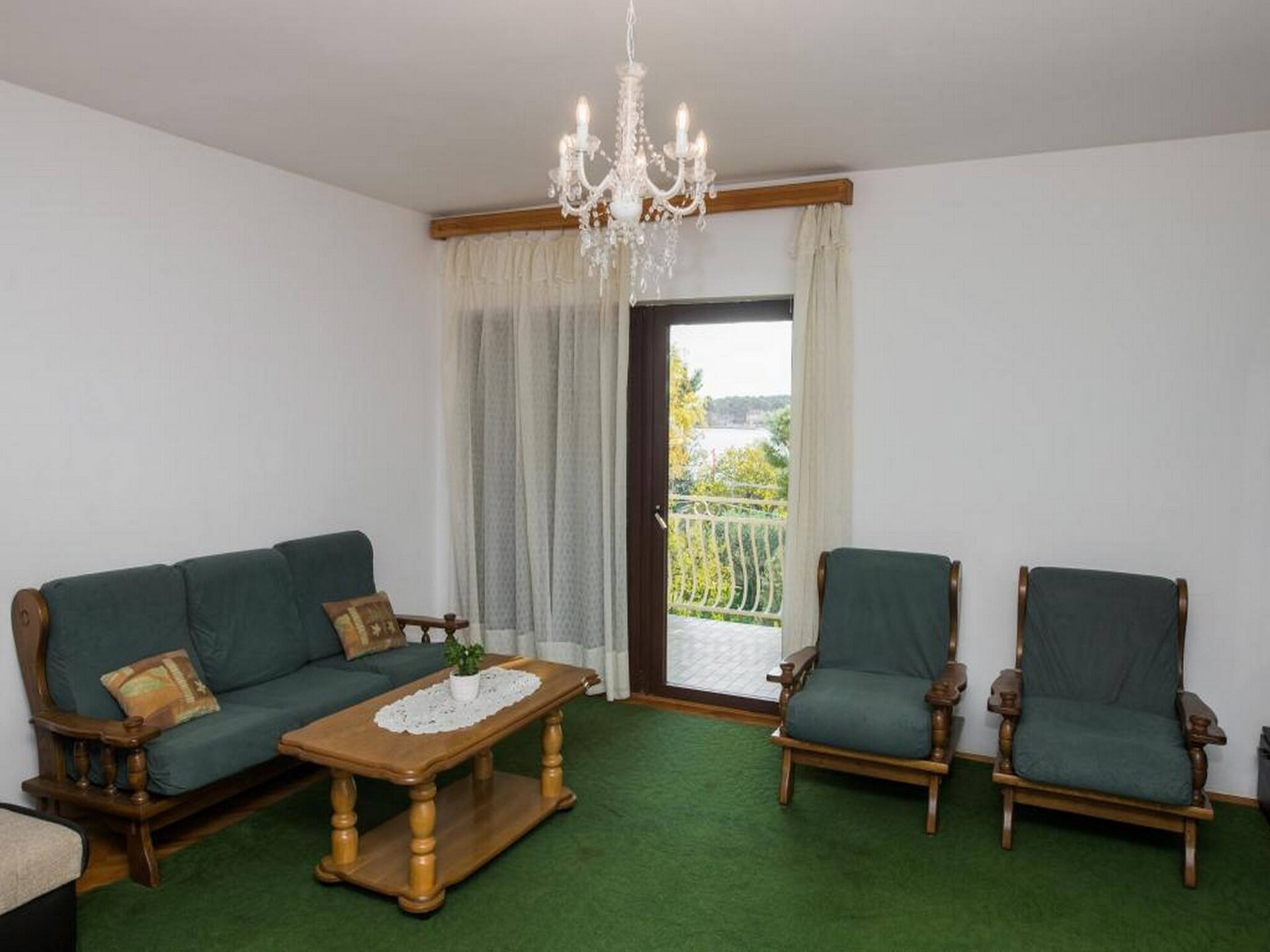 Ruim 8-persoons appartement op de eerste verdieping, vlakbij zee in Brodarica - foto 1