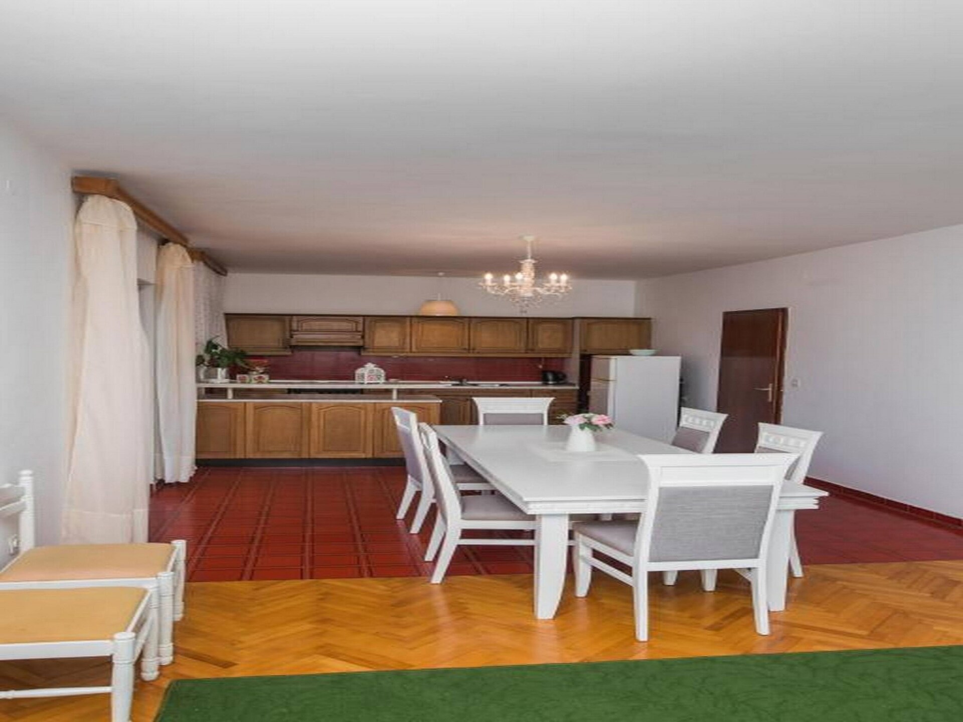 Ruim 8-persoons appartement op de eerste verdieping, vlakbij zee in Brodarica - foto 2