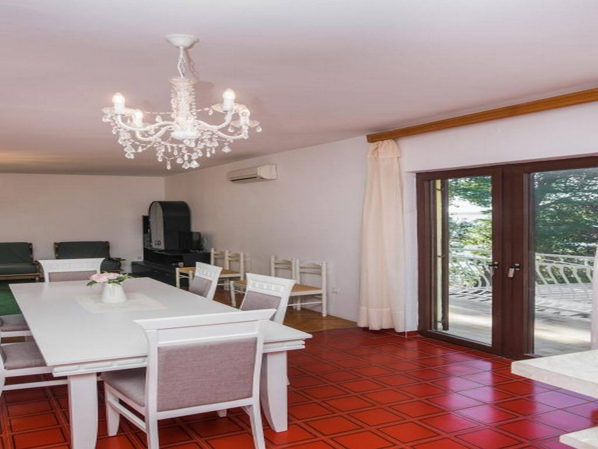 Ruim 8-persoons appartement op de eerste verdieping, vlakbij zee in Brodarica - foto 8
