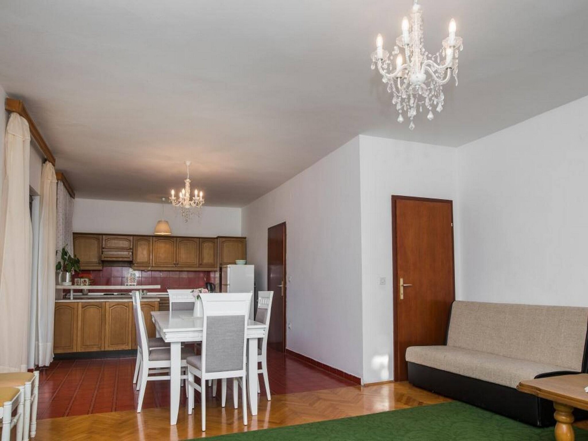 Ruim 8-persoons appartement op de eerste verdieping, vlakbij zee in Brodarica - foto 9