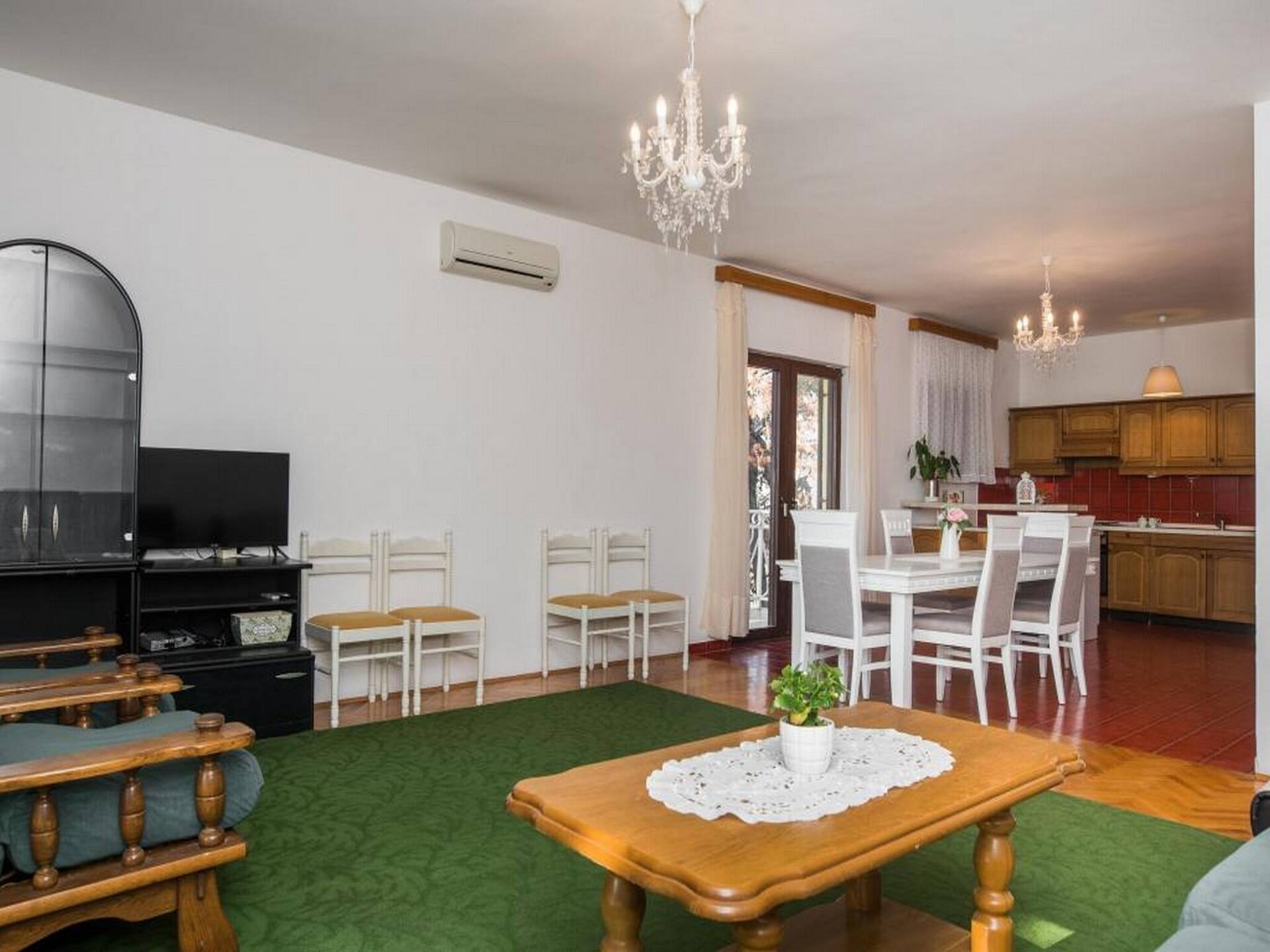 Ruim 8-persoons appartement op de eerste verdieping, vlakbij zee in Brodarica - foto 6